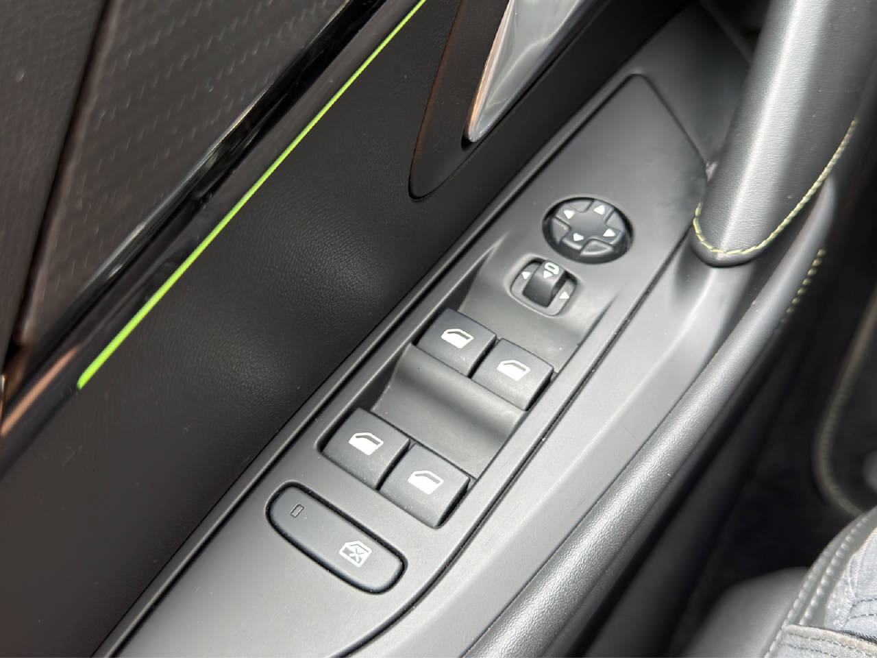 PEUGEOT 208-image-13