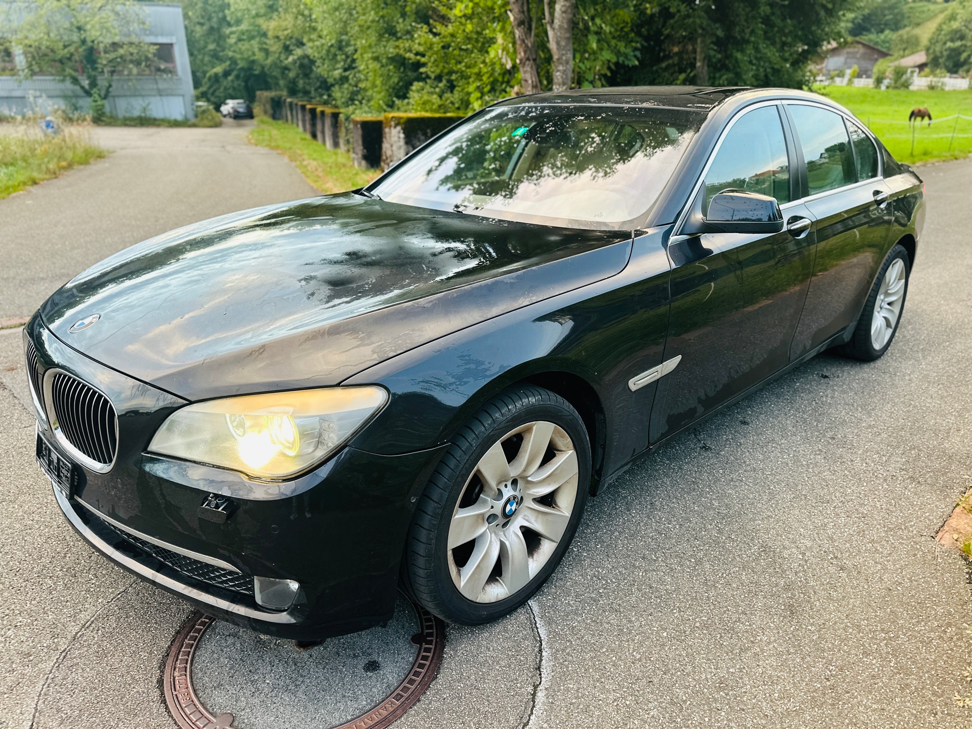 BMW 750i-image-2