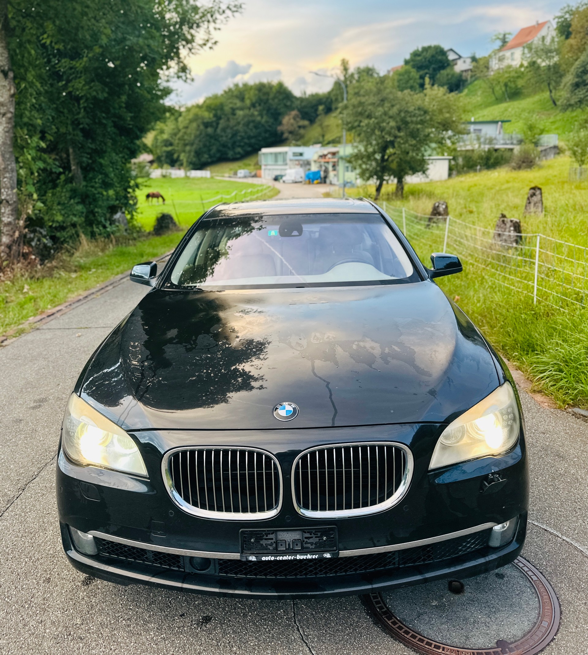 BMW 750i-image-0