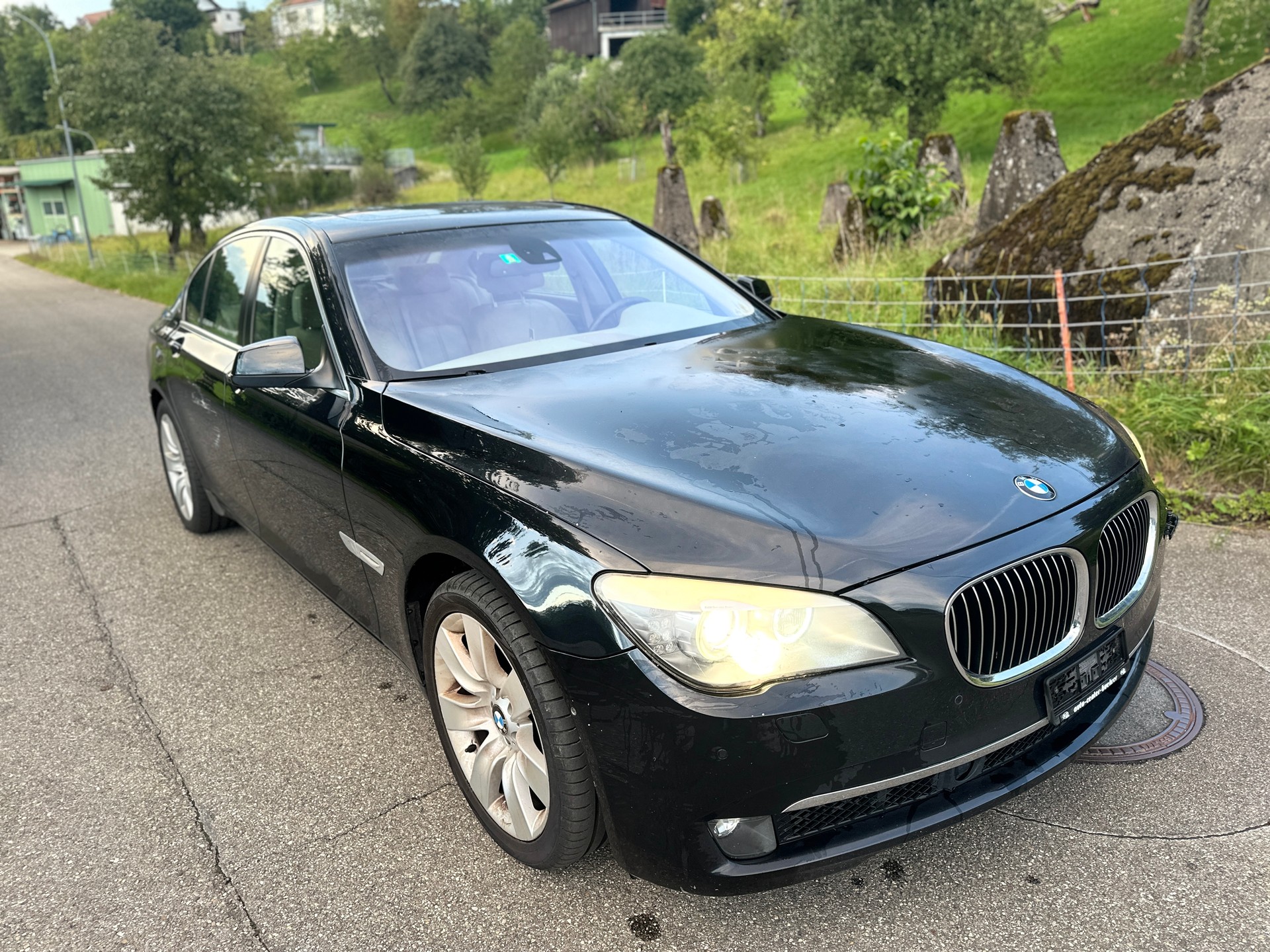 BMW 750i-image-1
