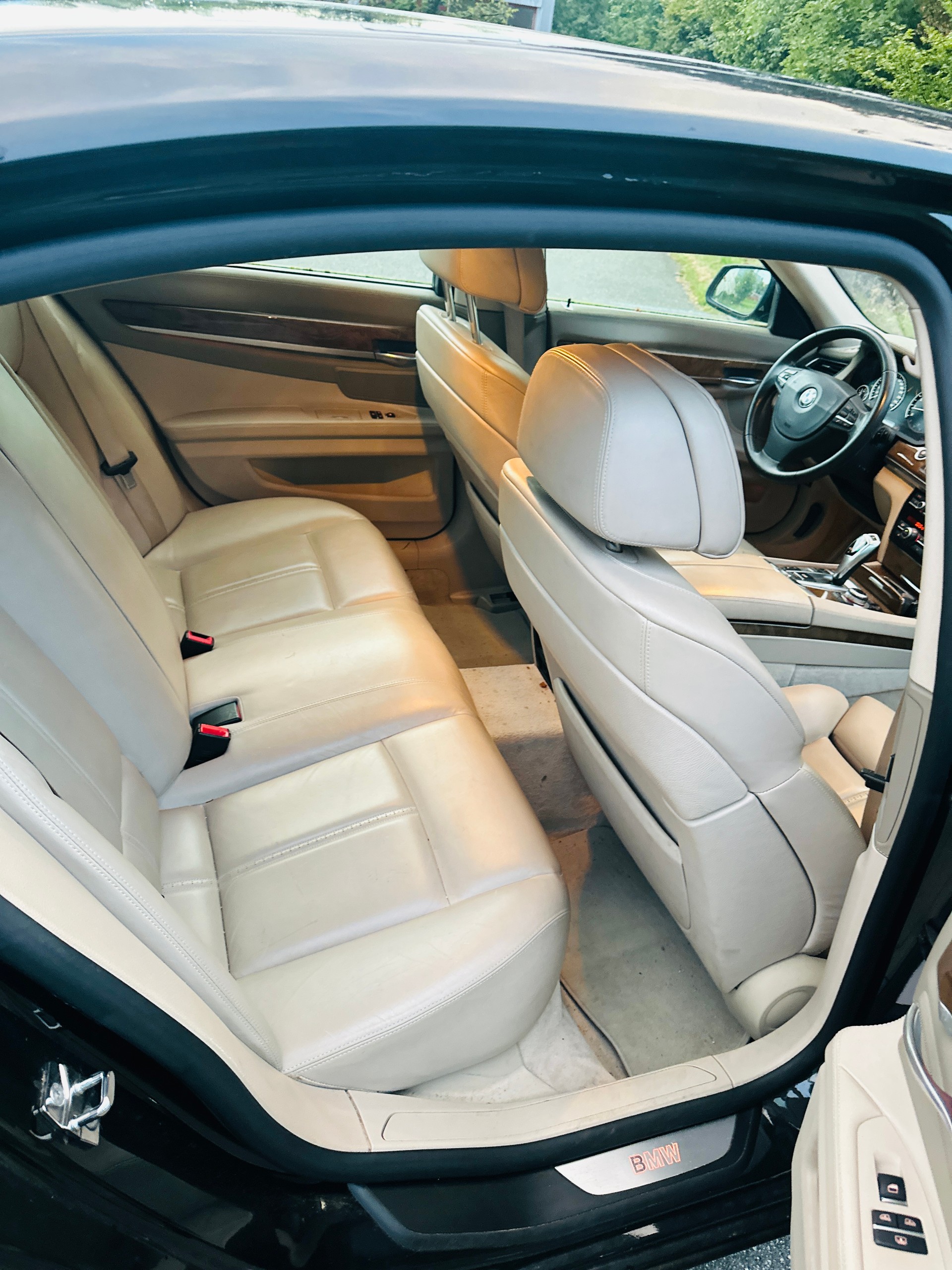 BMW 750i-image-11