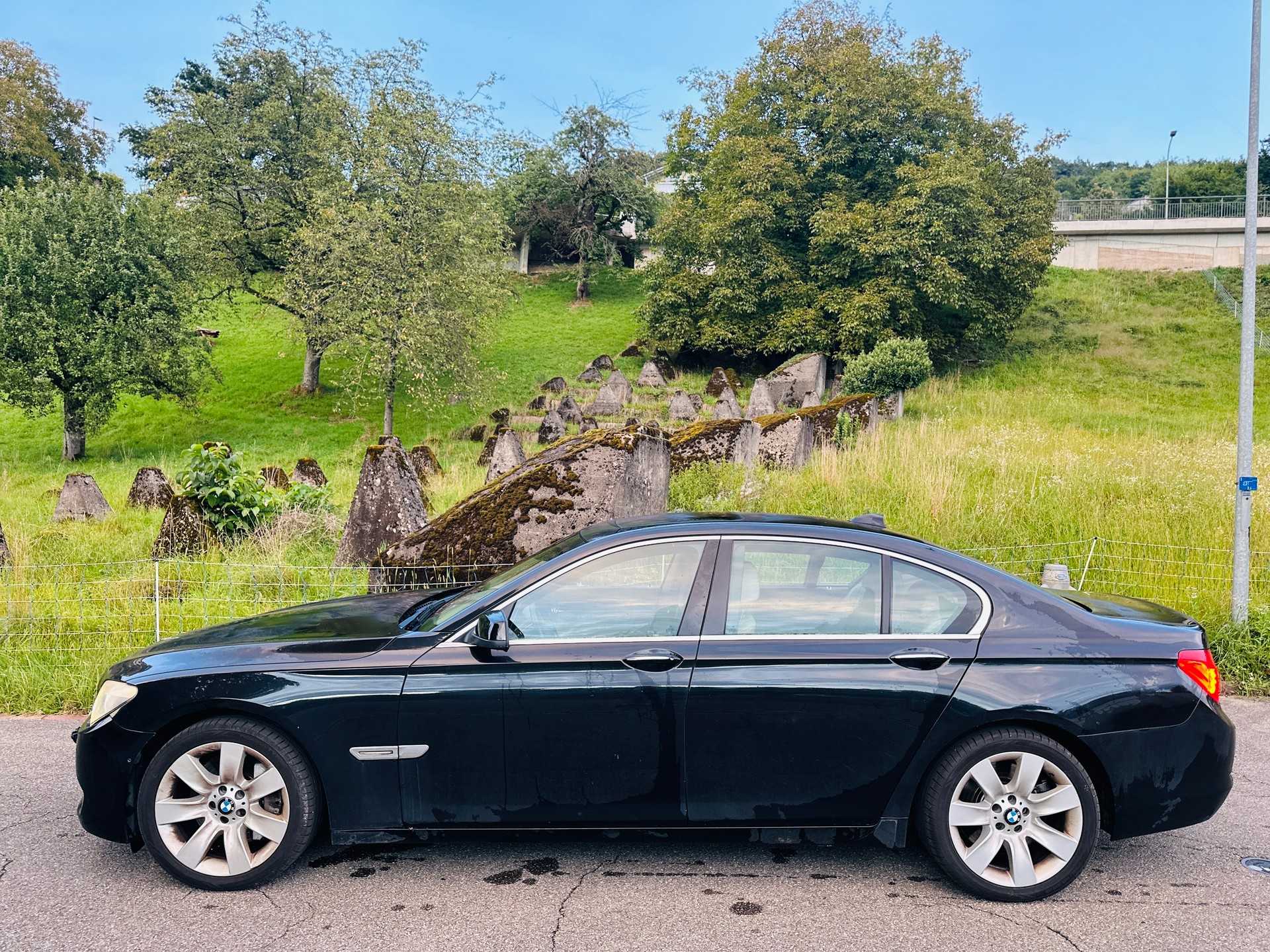 BMW 750i-image-4