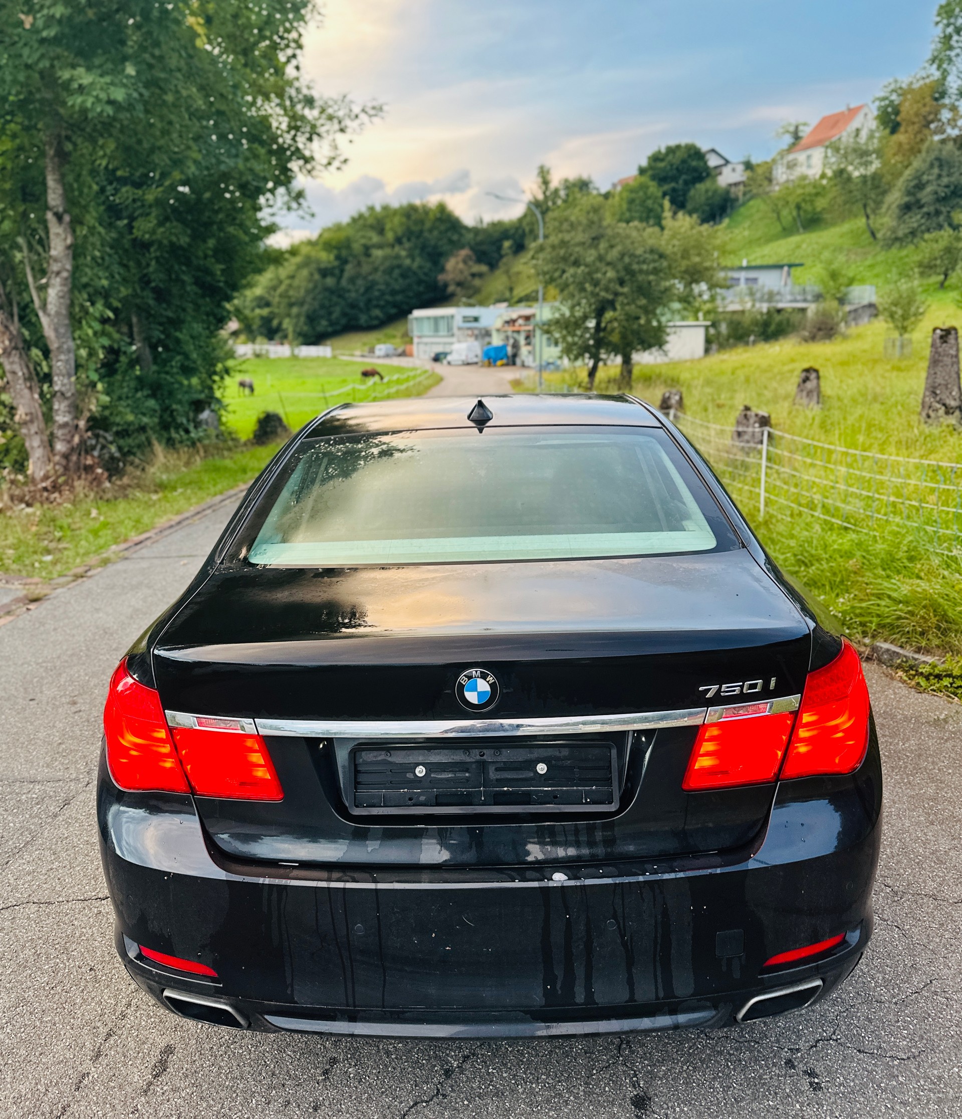 BMW 750i-image-7