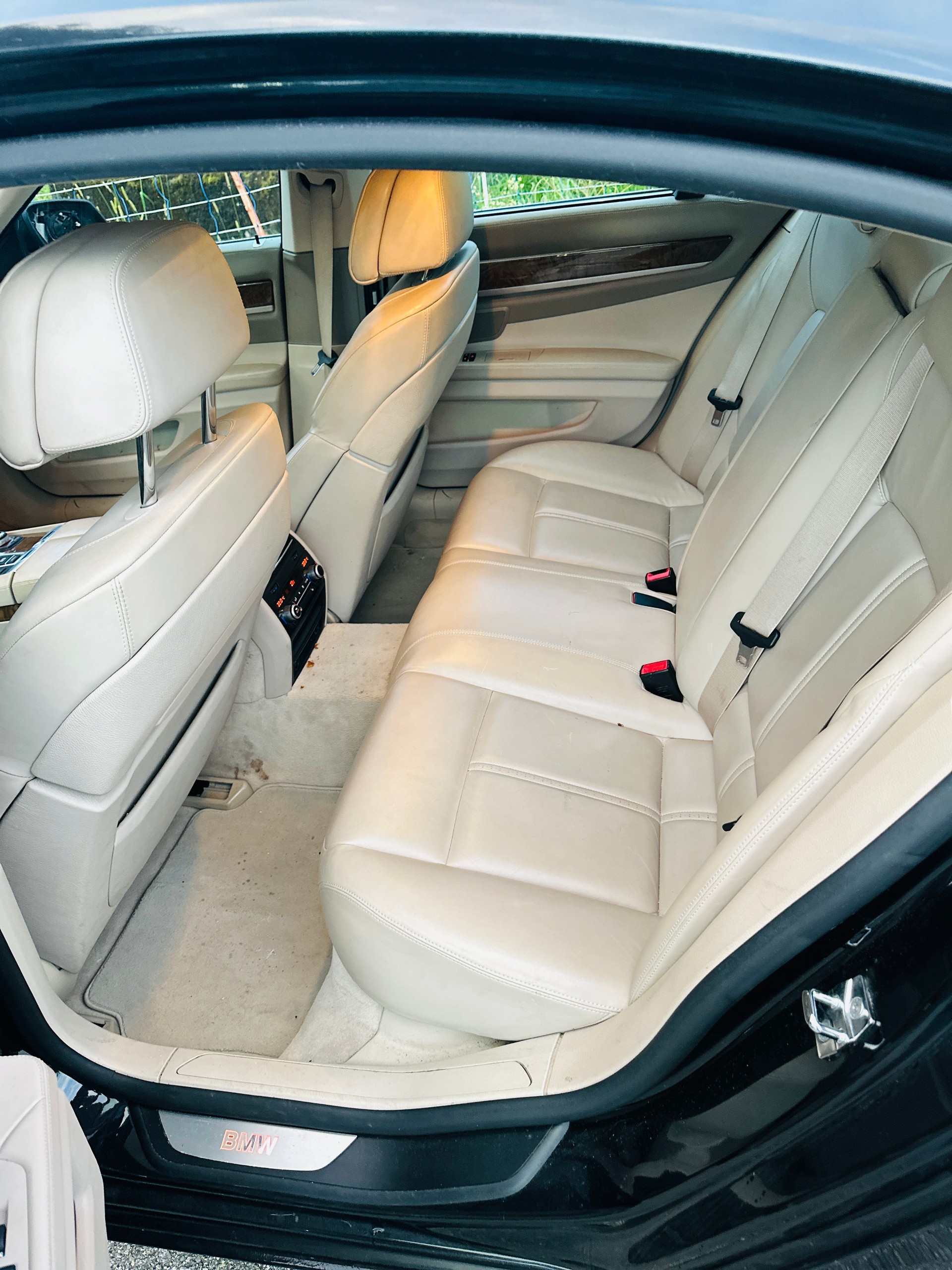 BMW 750i-image-12