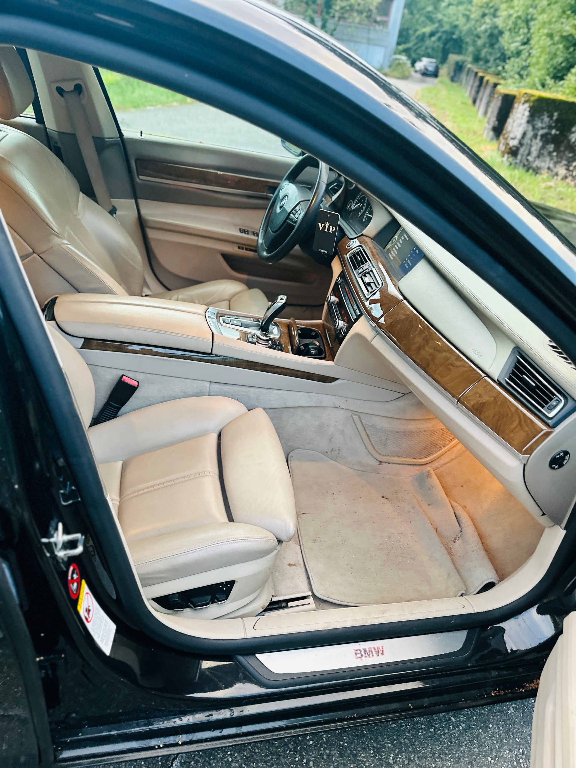 BMW 750i-image-10