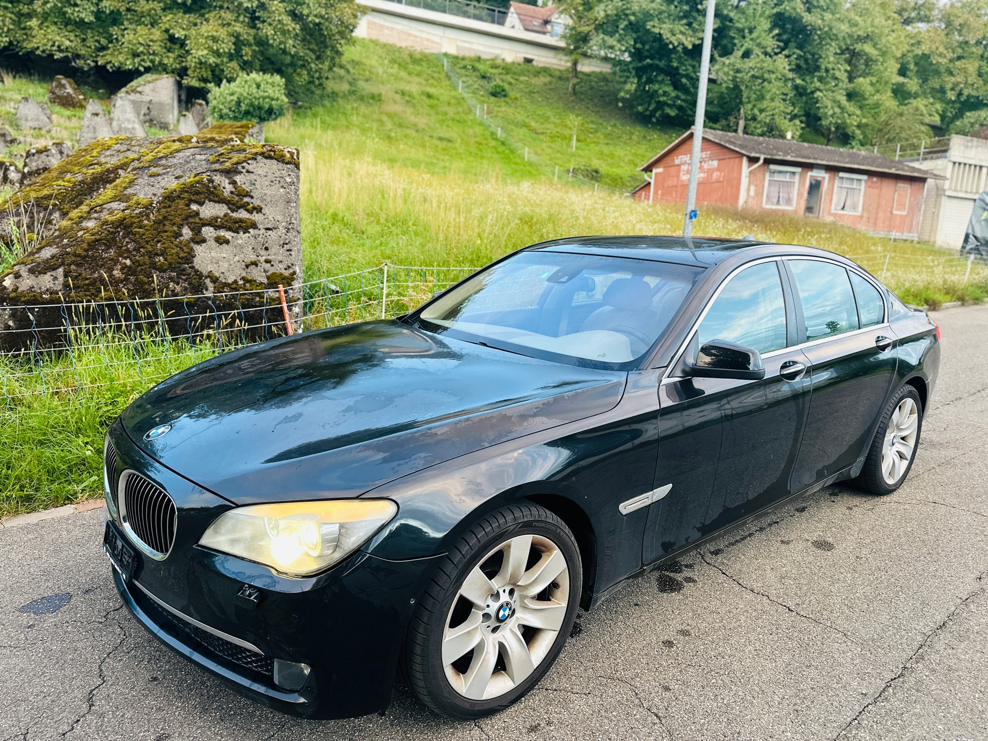 BMW 750i-image-3