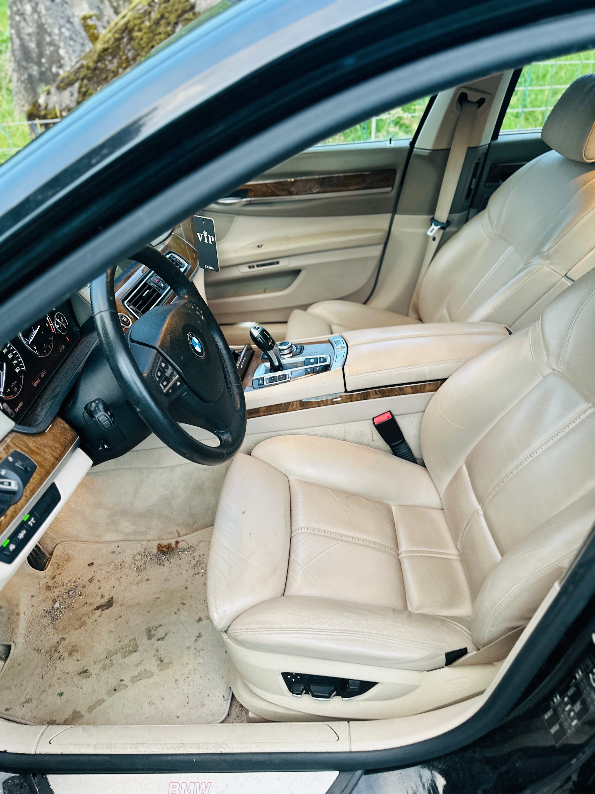 BMW 750i-image-9