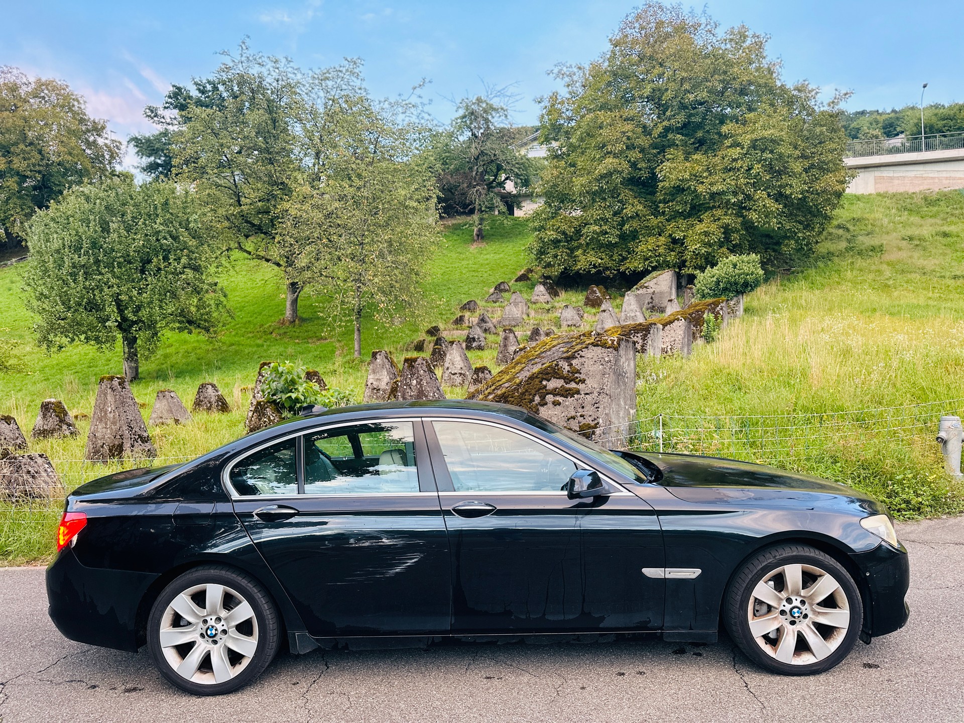 BMW 750i-image-5