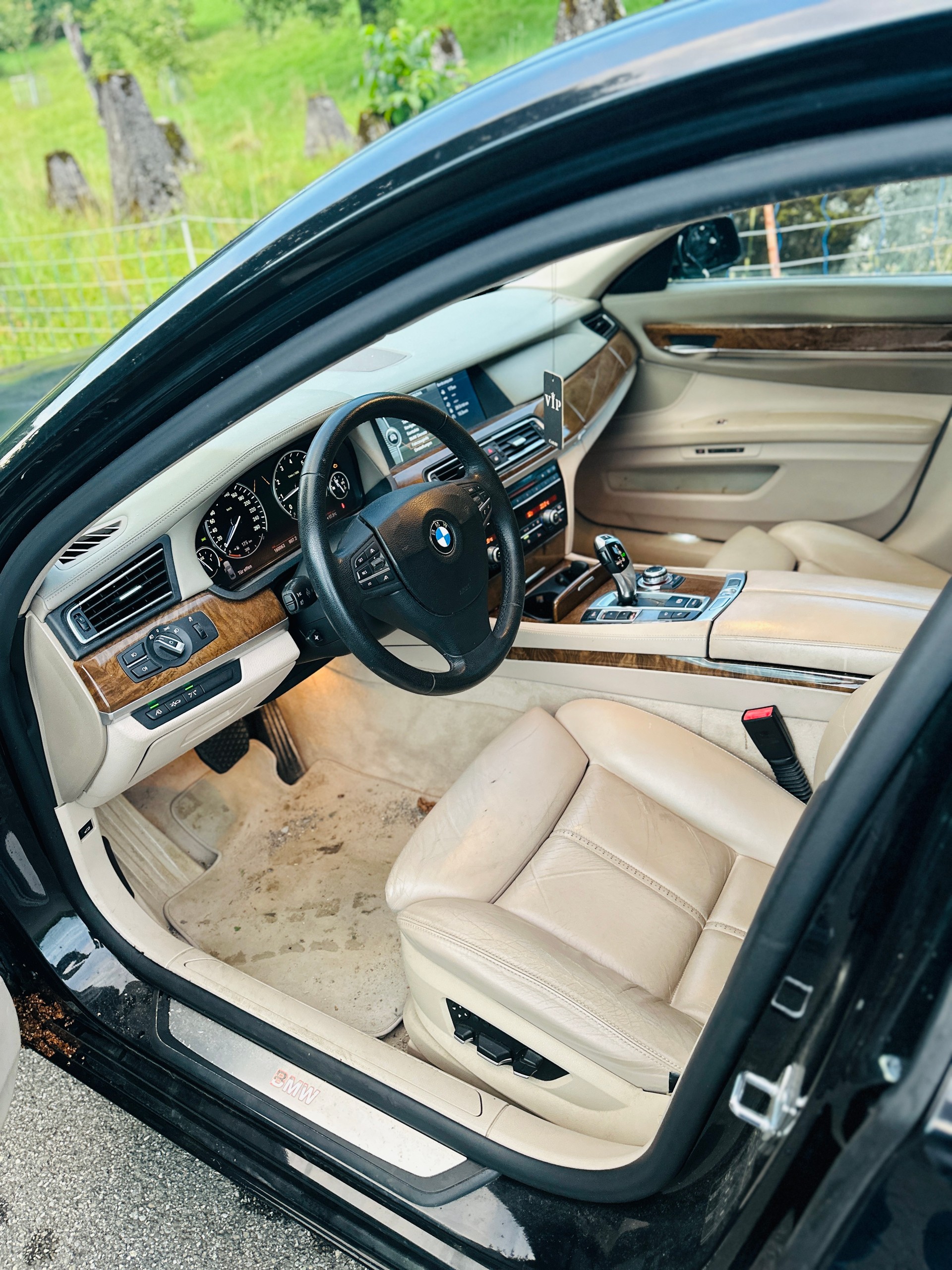 BMW 750i-image-8