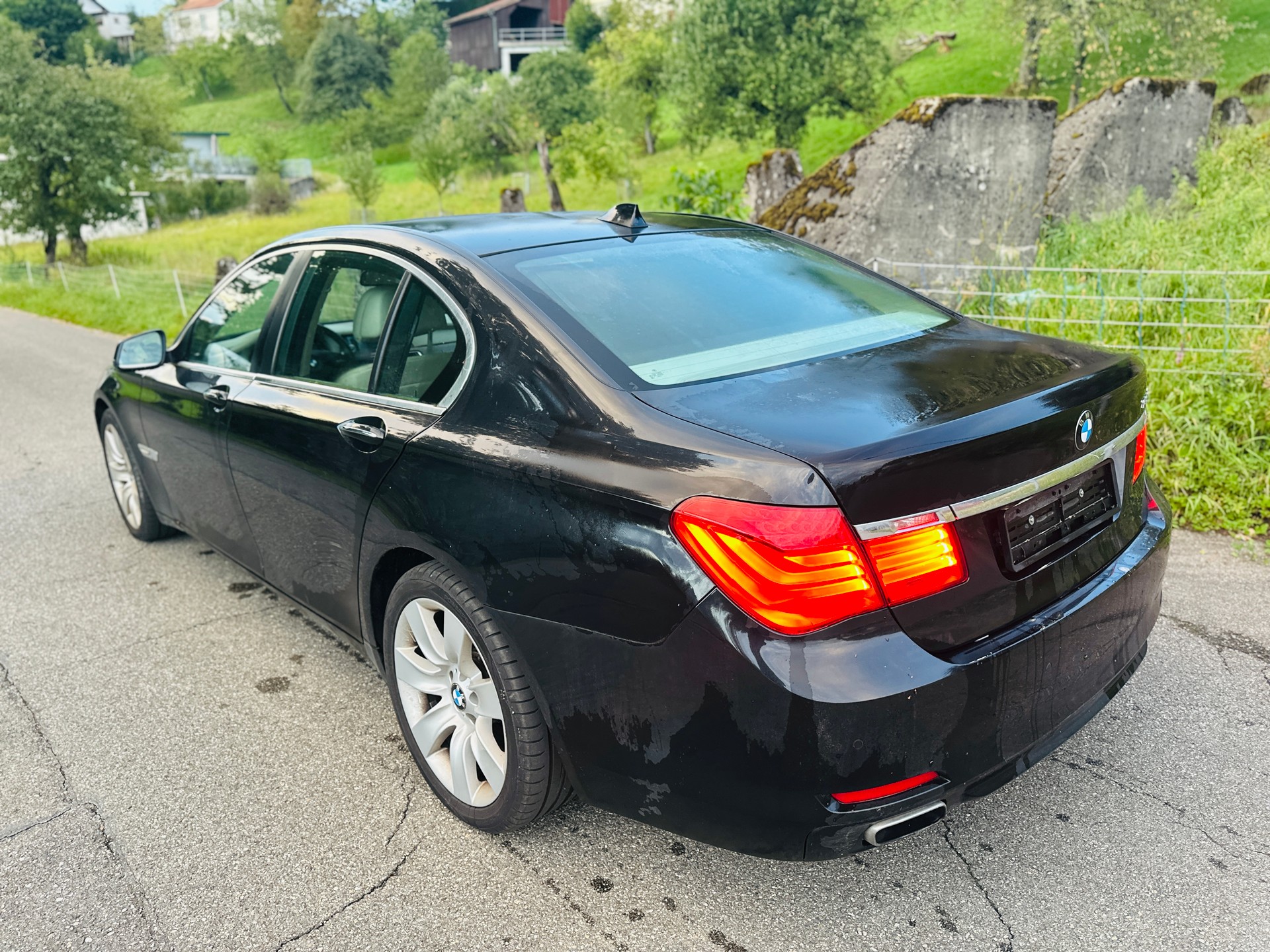 BMW 750i-image-6