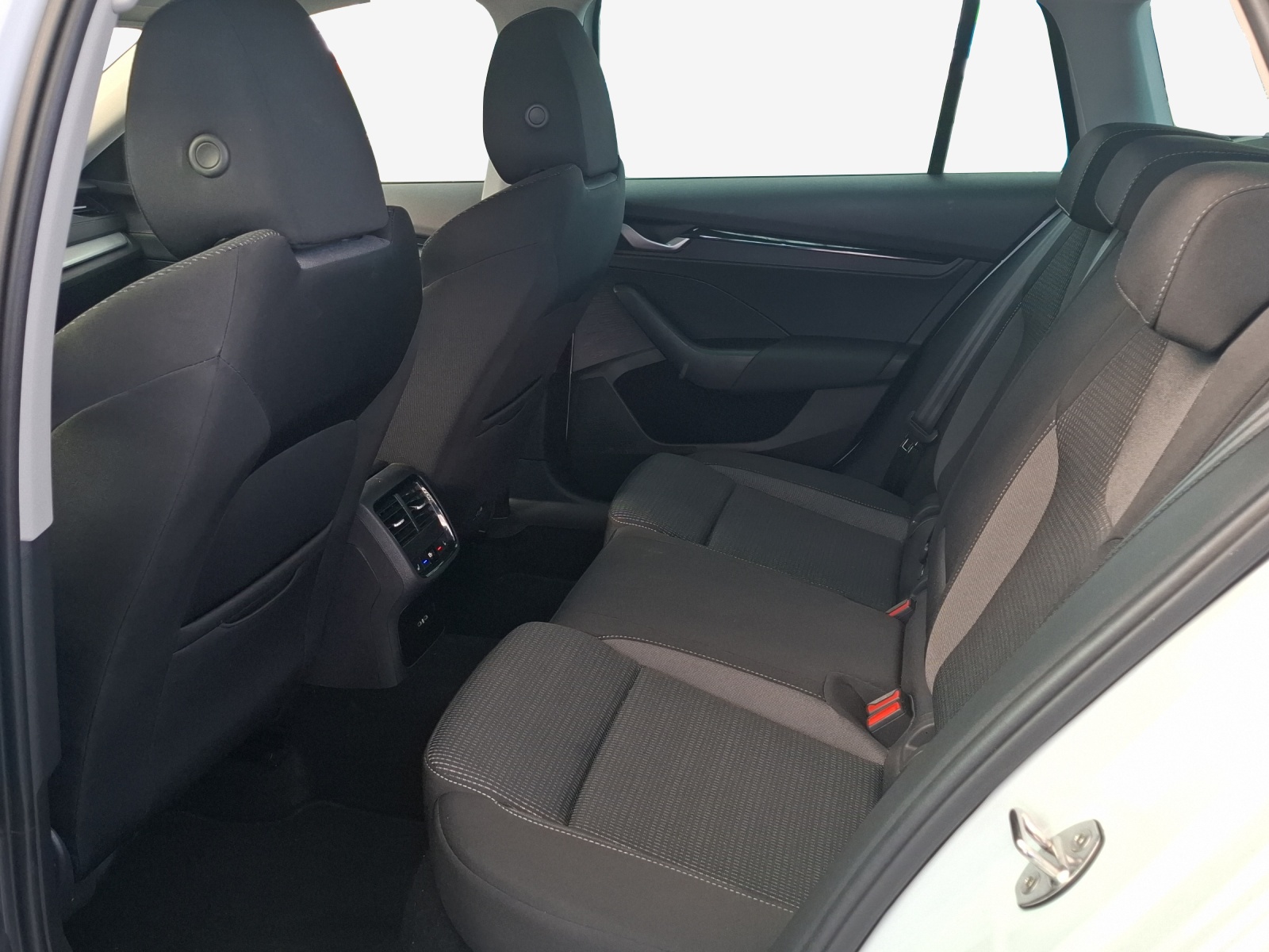 SKODA Octavia Combi 1.5 TSI mHEV DSG Dynamic-image-11