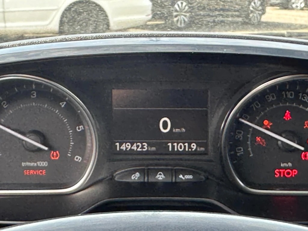 PEUGEOT 2008 1.6 e-HDi Allure-image-10
