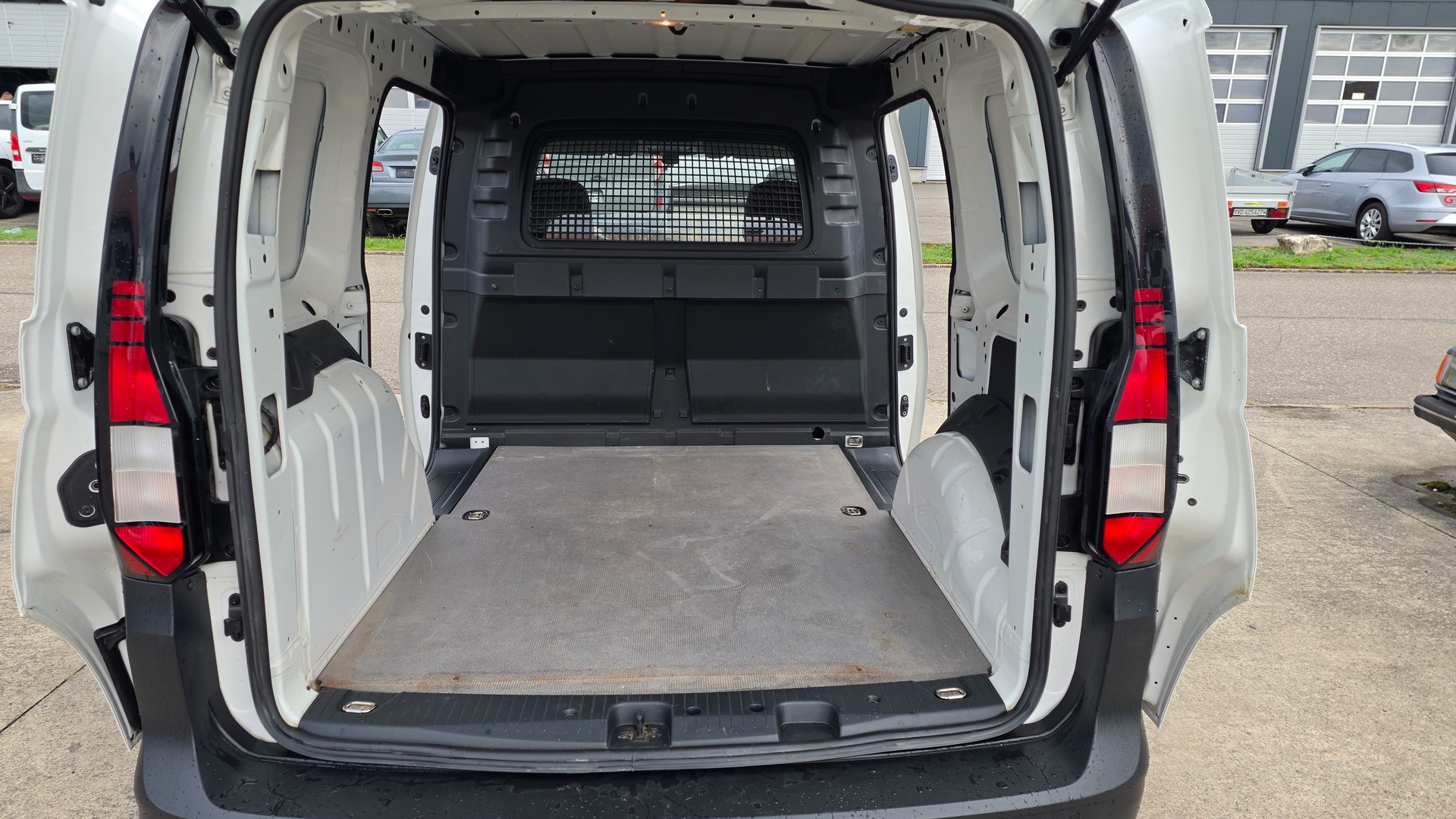 VW Caddy Cargo 2.0TDI 4Motion-image-4