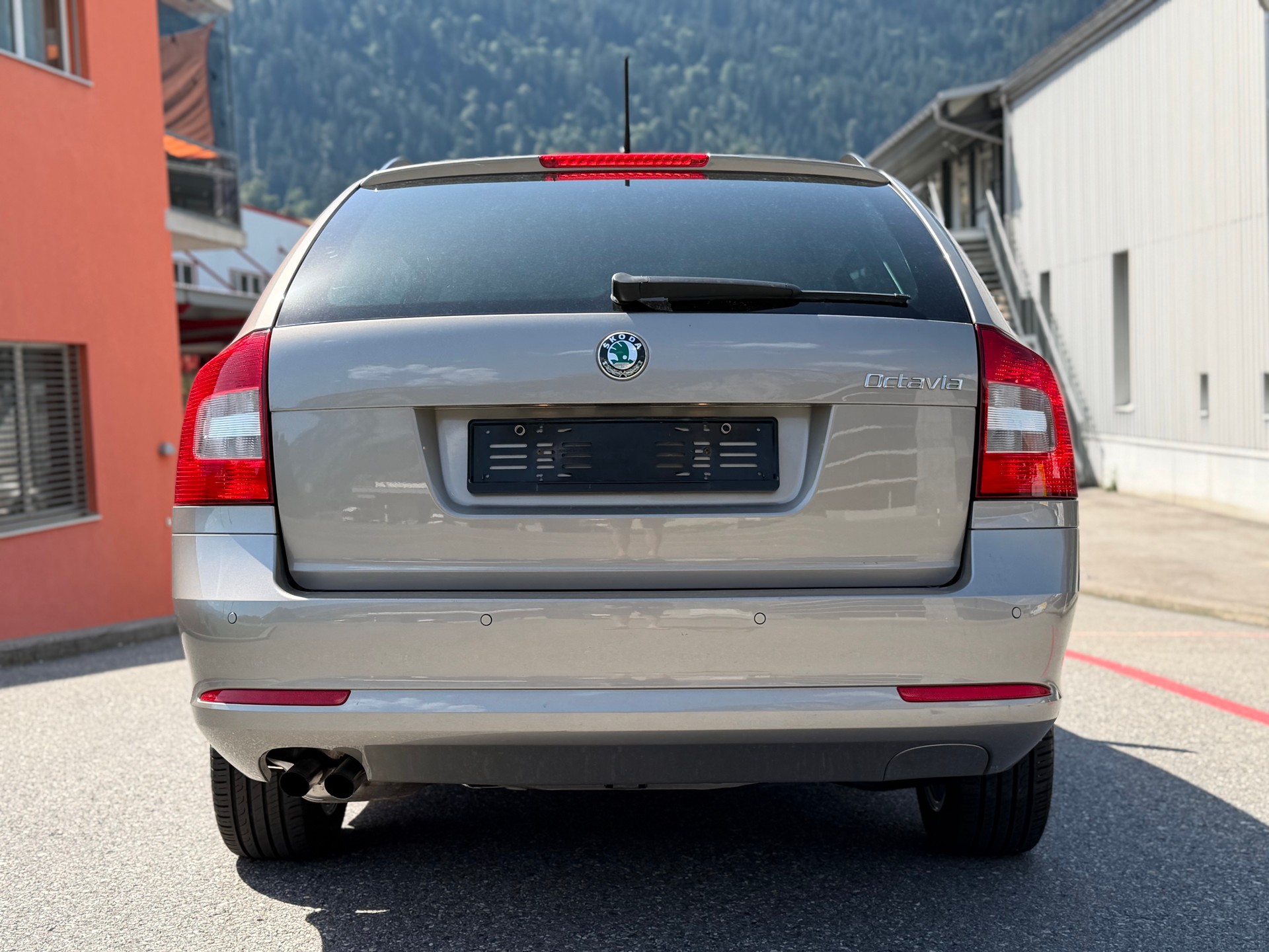 SKODA Octavia Combi 1.8 TSI Adventure 4x4-image-1