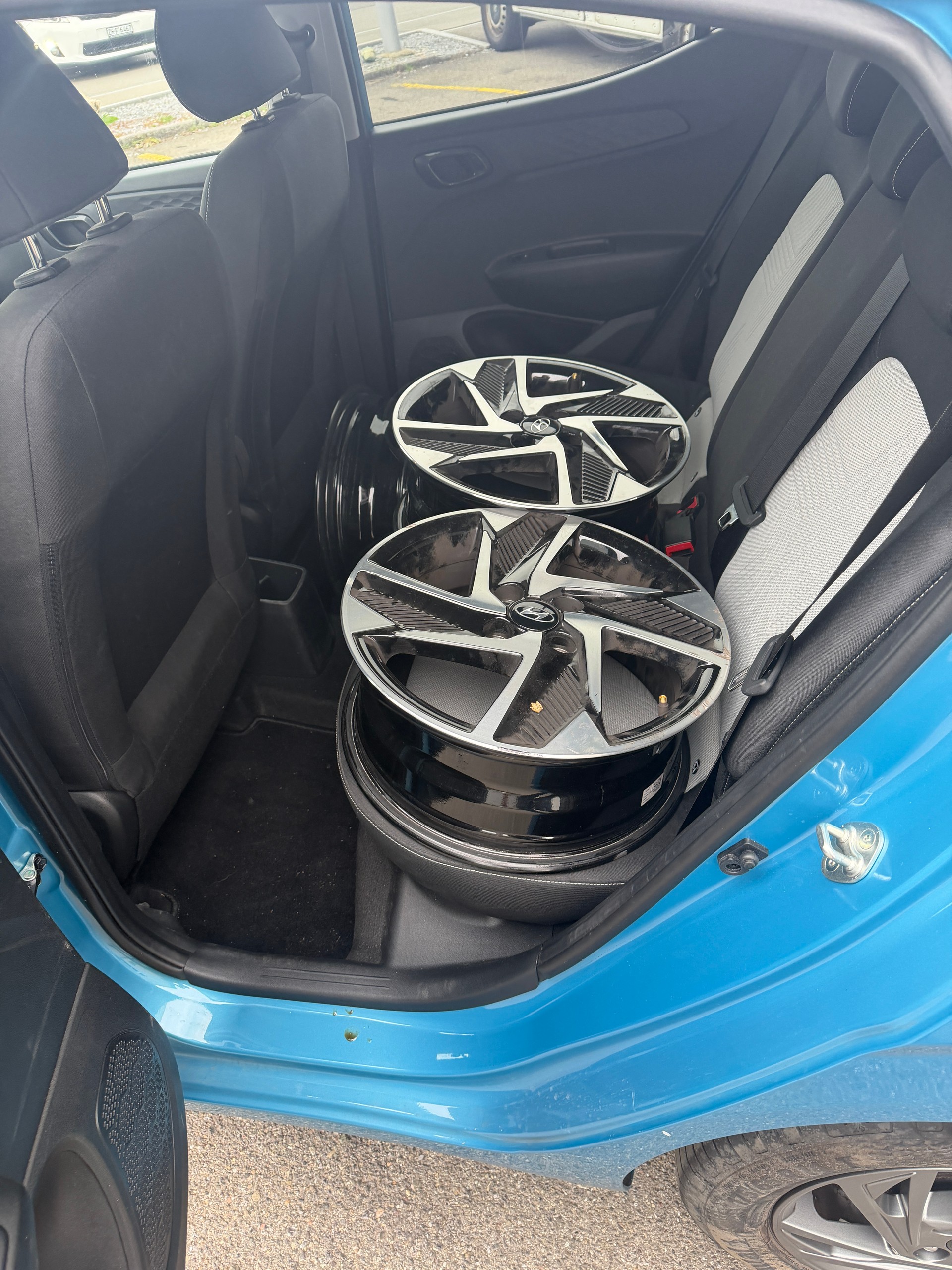 HYUNDAI i10 1.2 Launch Plus Automat-image-9