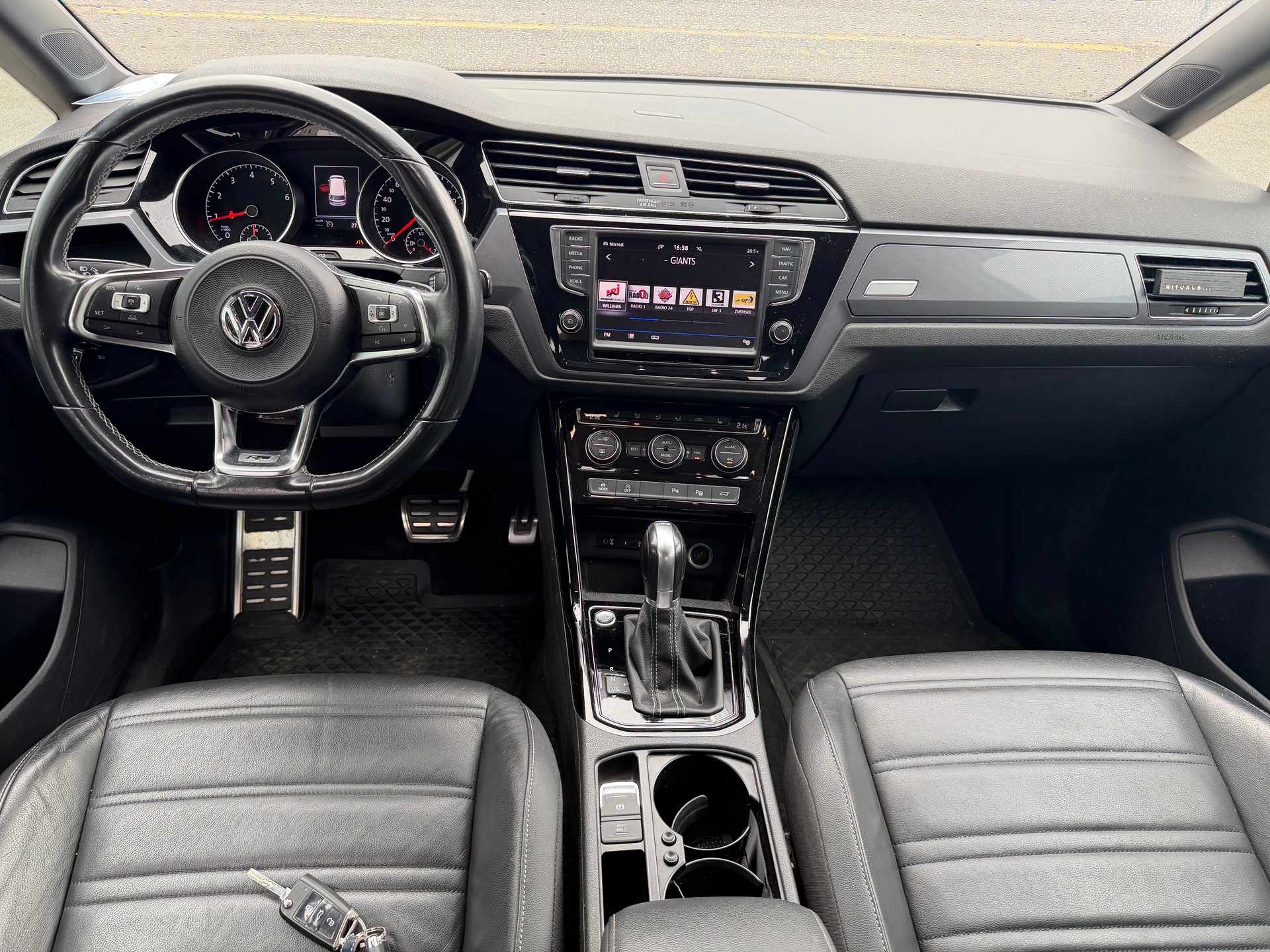 VW Touran 1.8 TSI BlueMotion Technology Sport DSG-image-8