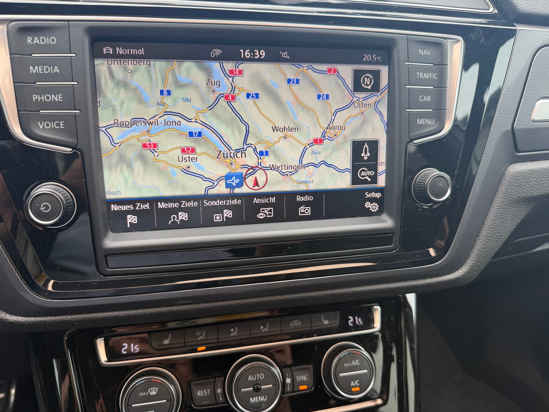 VW Touran 1.8 TSI BlueMotion Technology Sport DSG-image-11