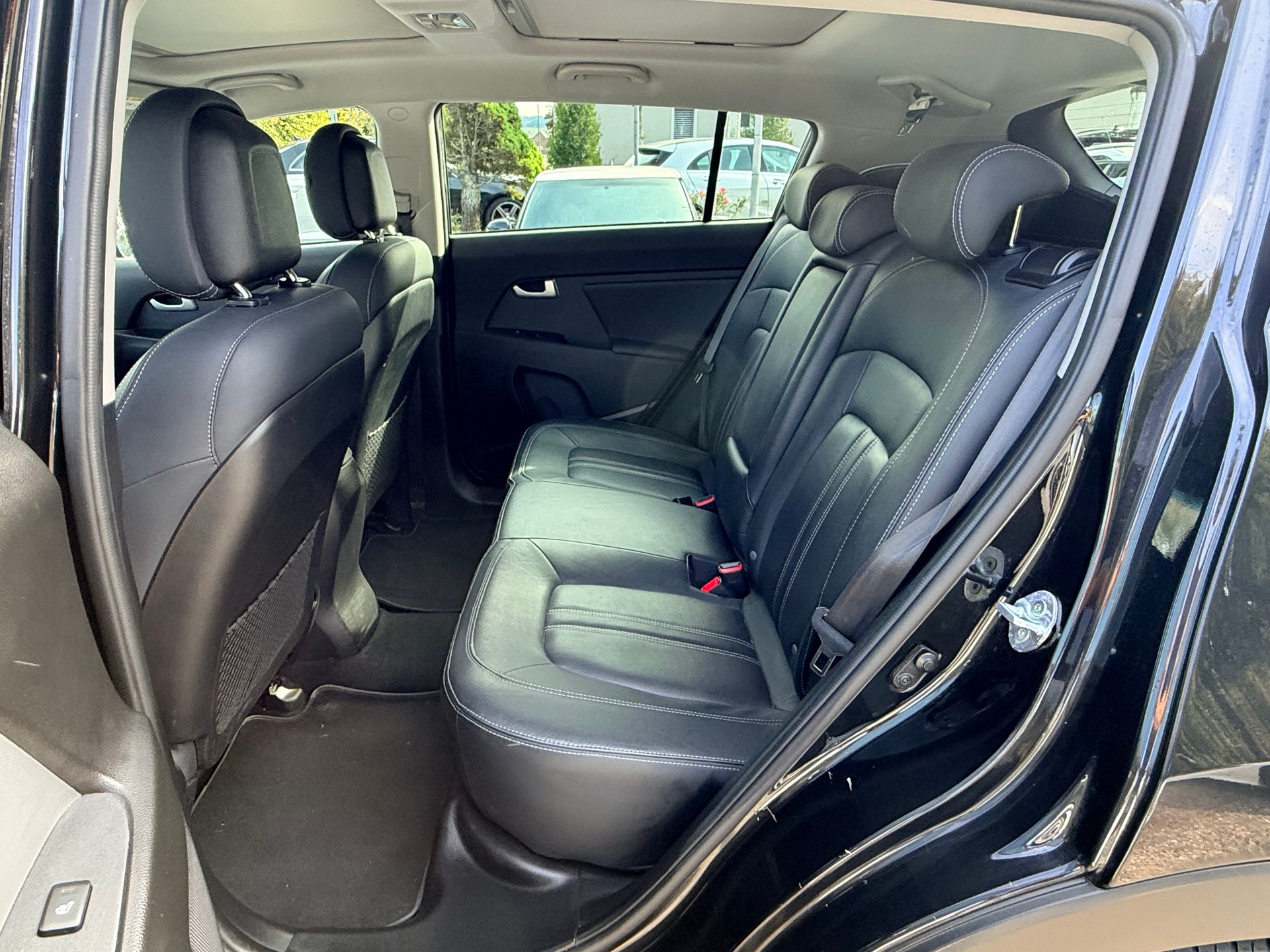 KIA Sportage 2.0 CRDi Style 4WD Automatic-image-17