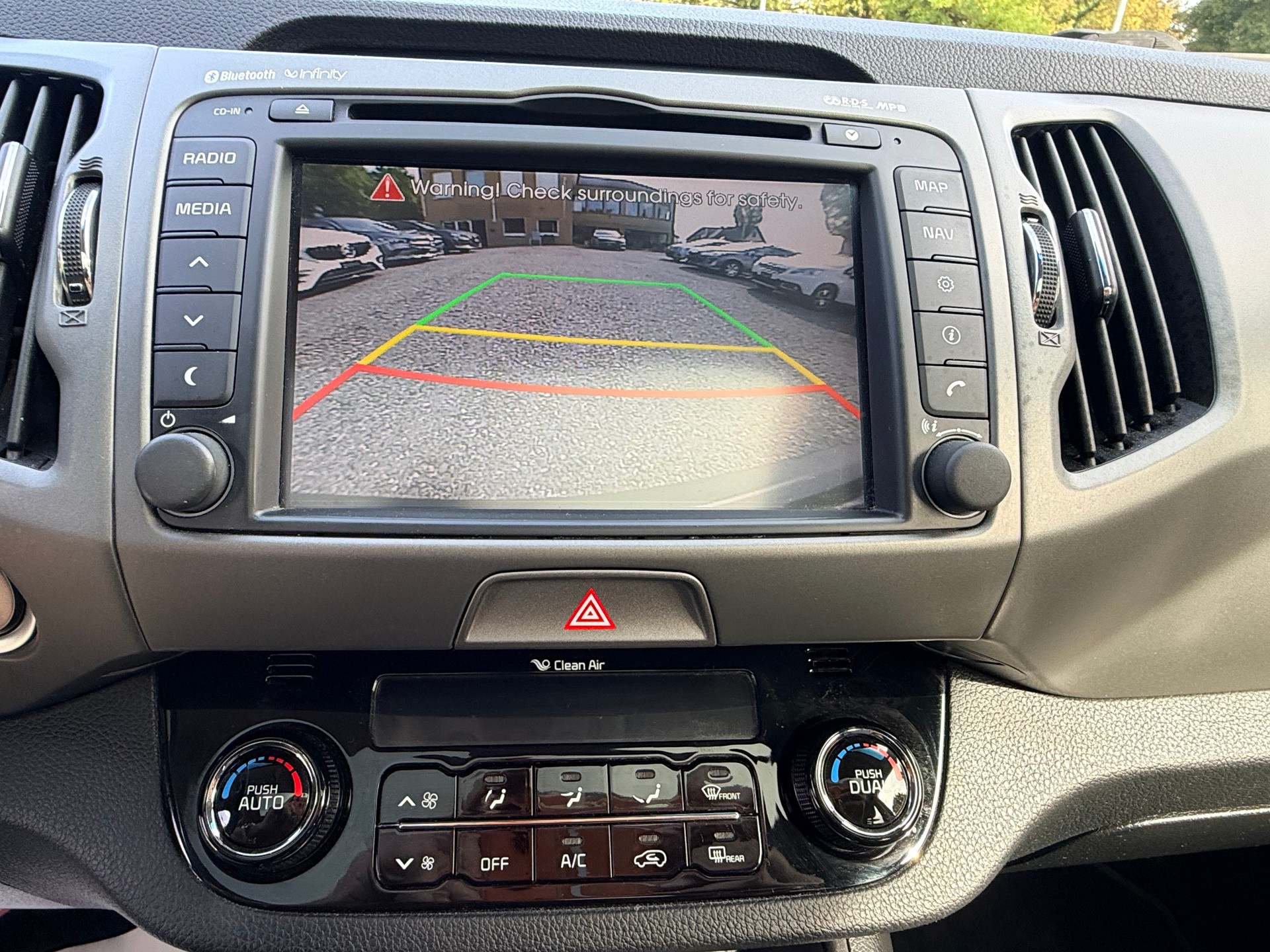KIA Sportage 2.0 CRDi Style 4WD Automatic-image-18