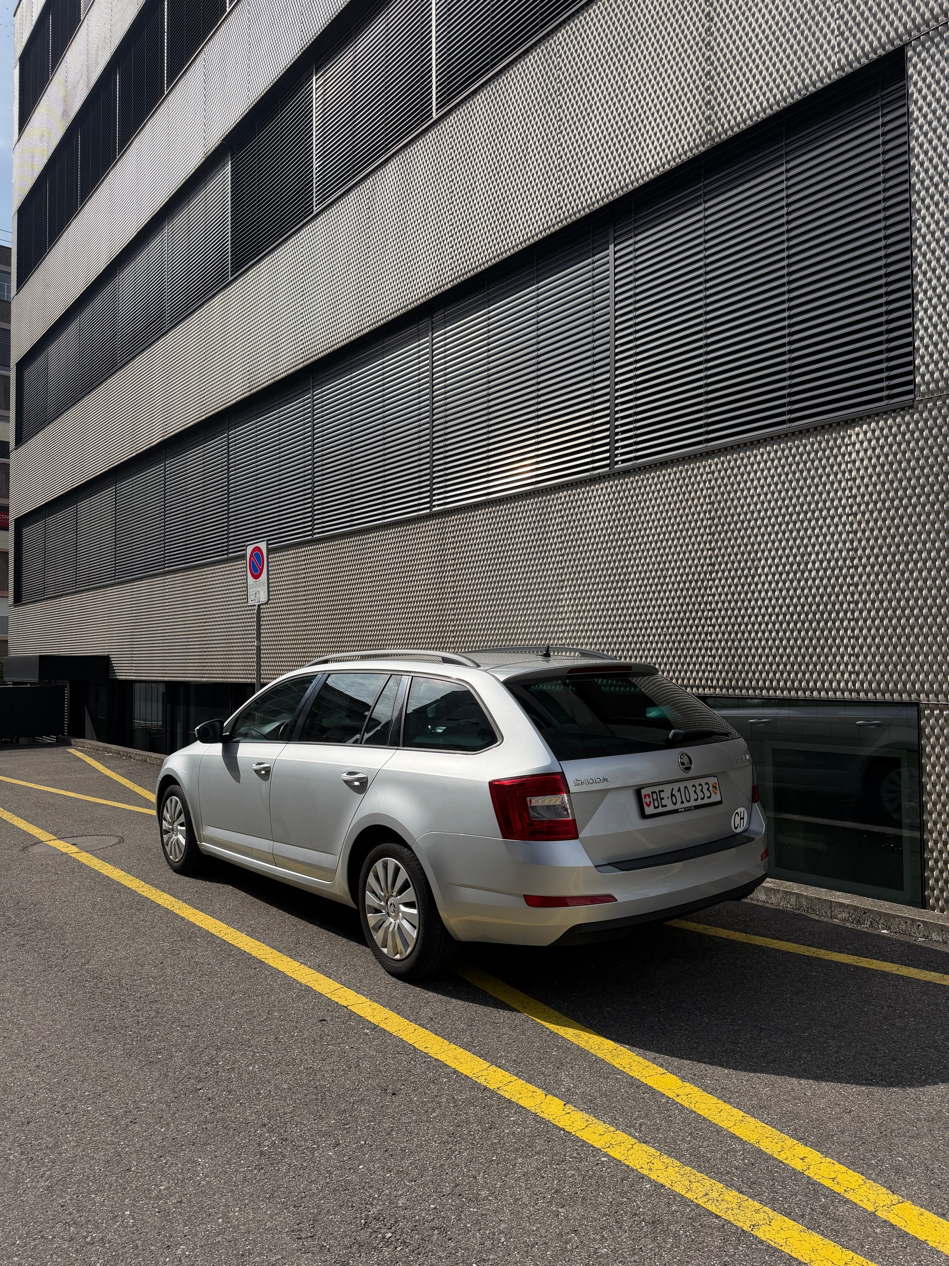 SKODA Octavia Combi 1.6 TDI Ambition DSG-image-0
