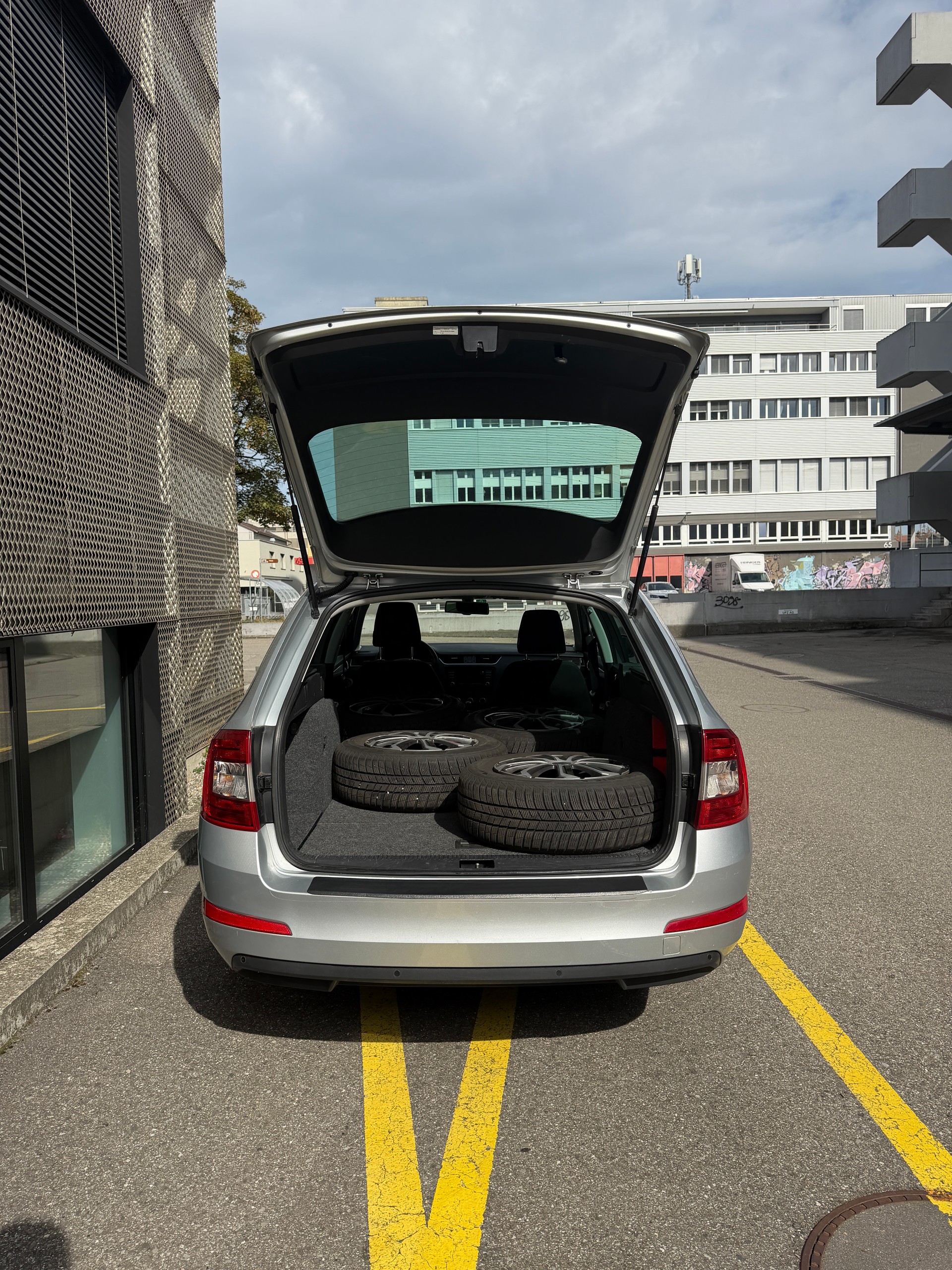 SKODA Octavia Combi 1.6 TDI Ambition DSG-image-8