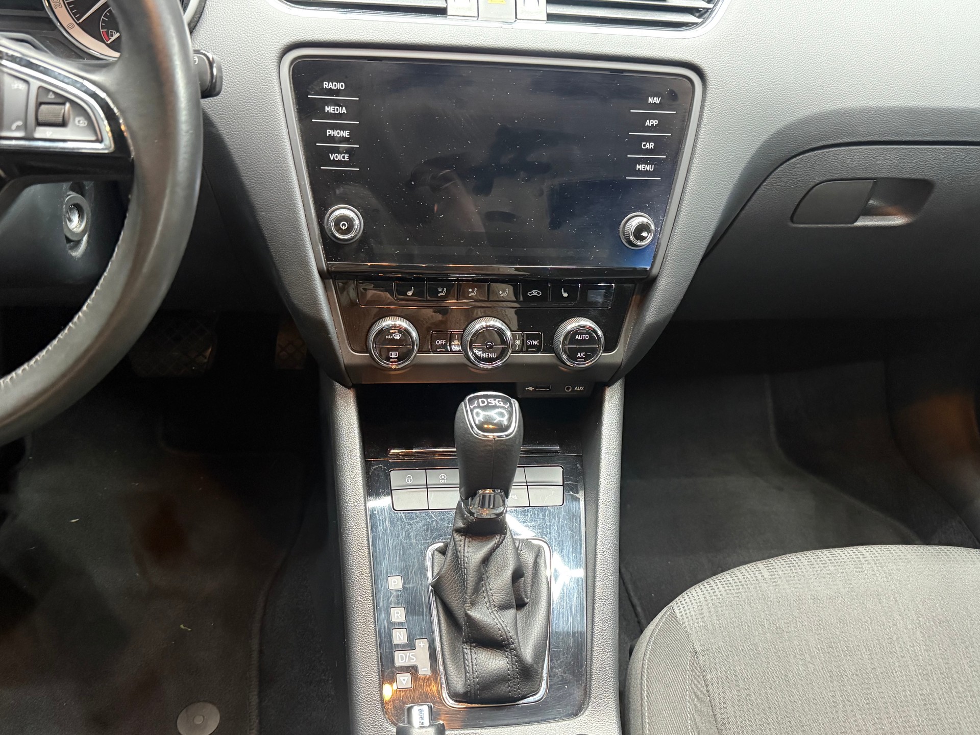SKODA Octavia Combi 1.4 TSI Style DSG-image-11