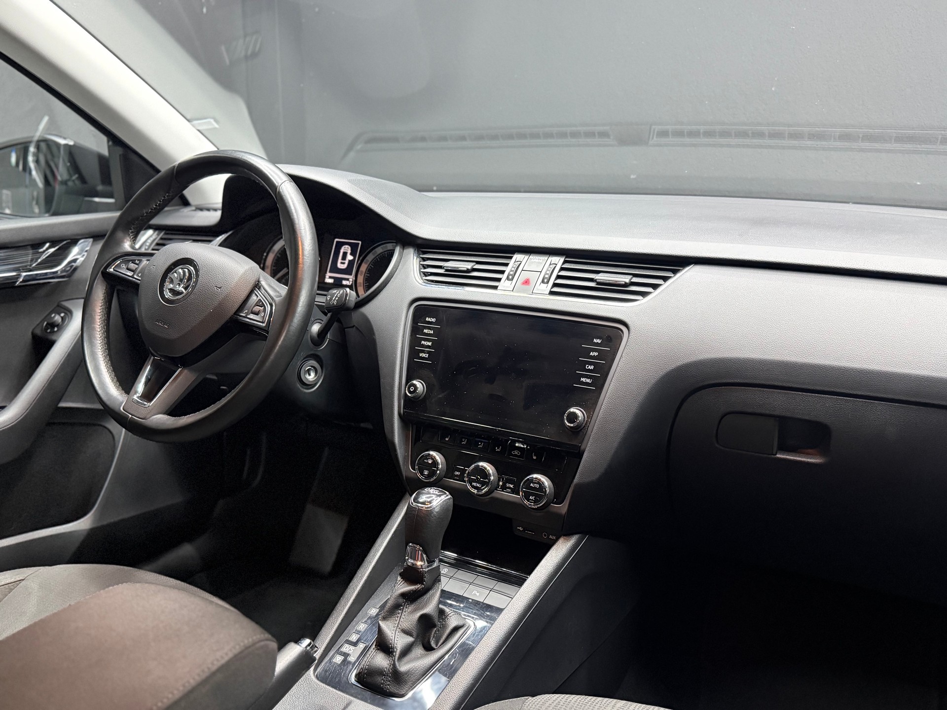 SKODA Octavia Combi 1.4 TSI Style DSG-image-10