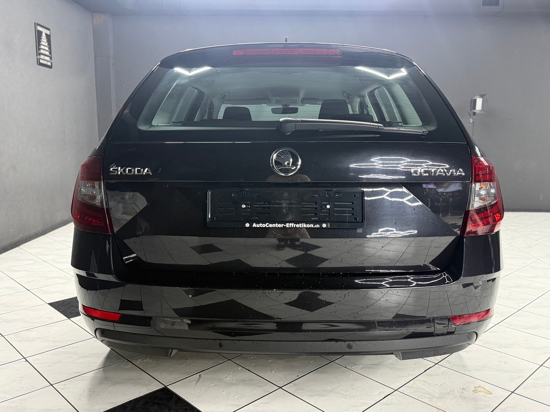 SKODA Octavia Combi 1.4 TSI Style DSG-image-3