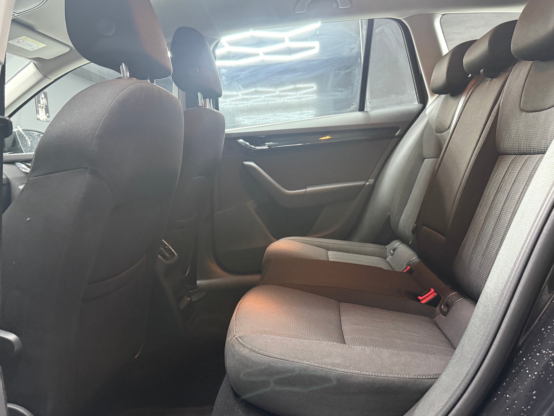 SKODA Octavia Combi 1.4 TSI Style DSG-image-9