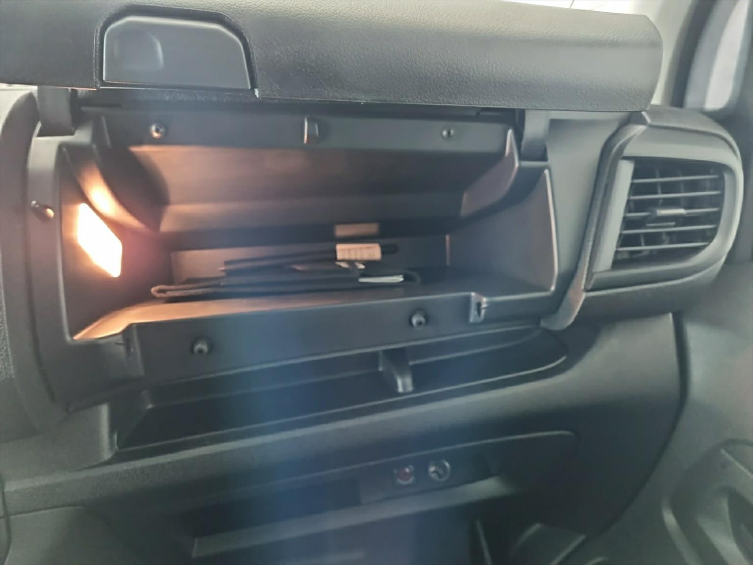 PEUGEOT e-Expert Premium 50 KWh Standard L2-image-10