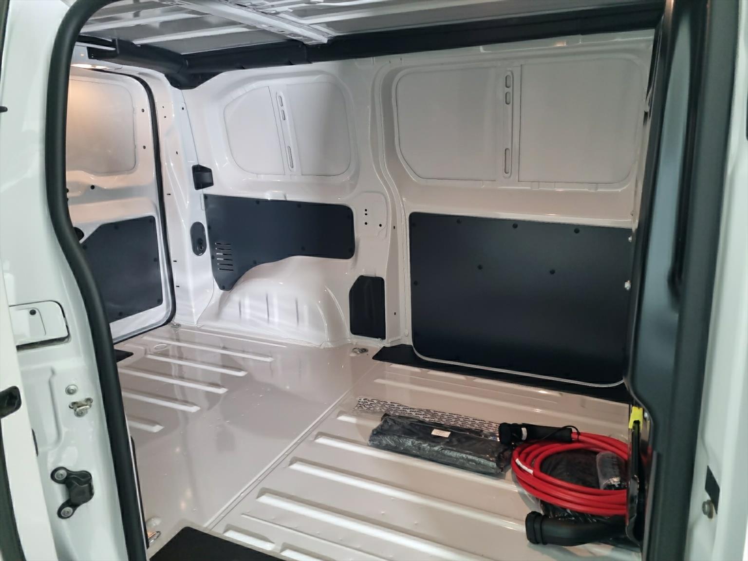 PEUGEOT e-Expert Premium 50 KWh Standard L2-image-14