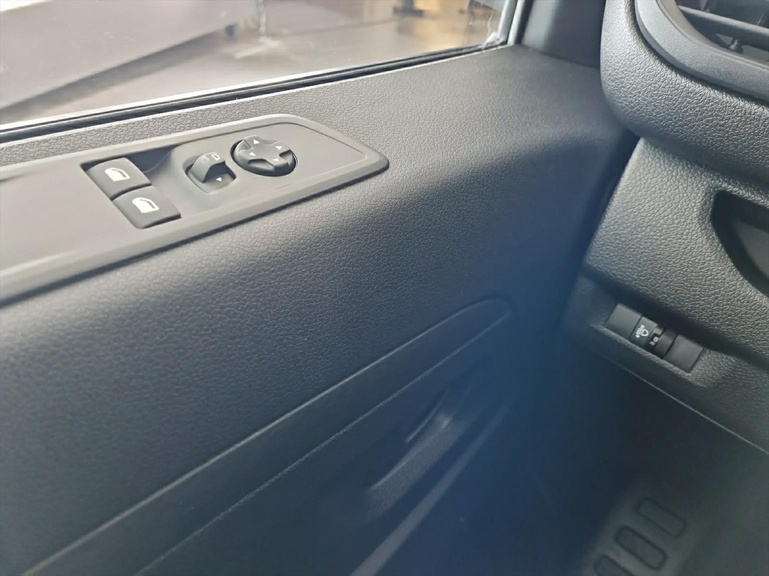 PEUGEOT e-Expert Premium 50 KWh Standard L2-image-11