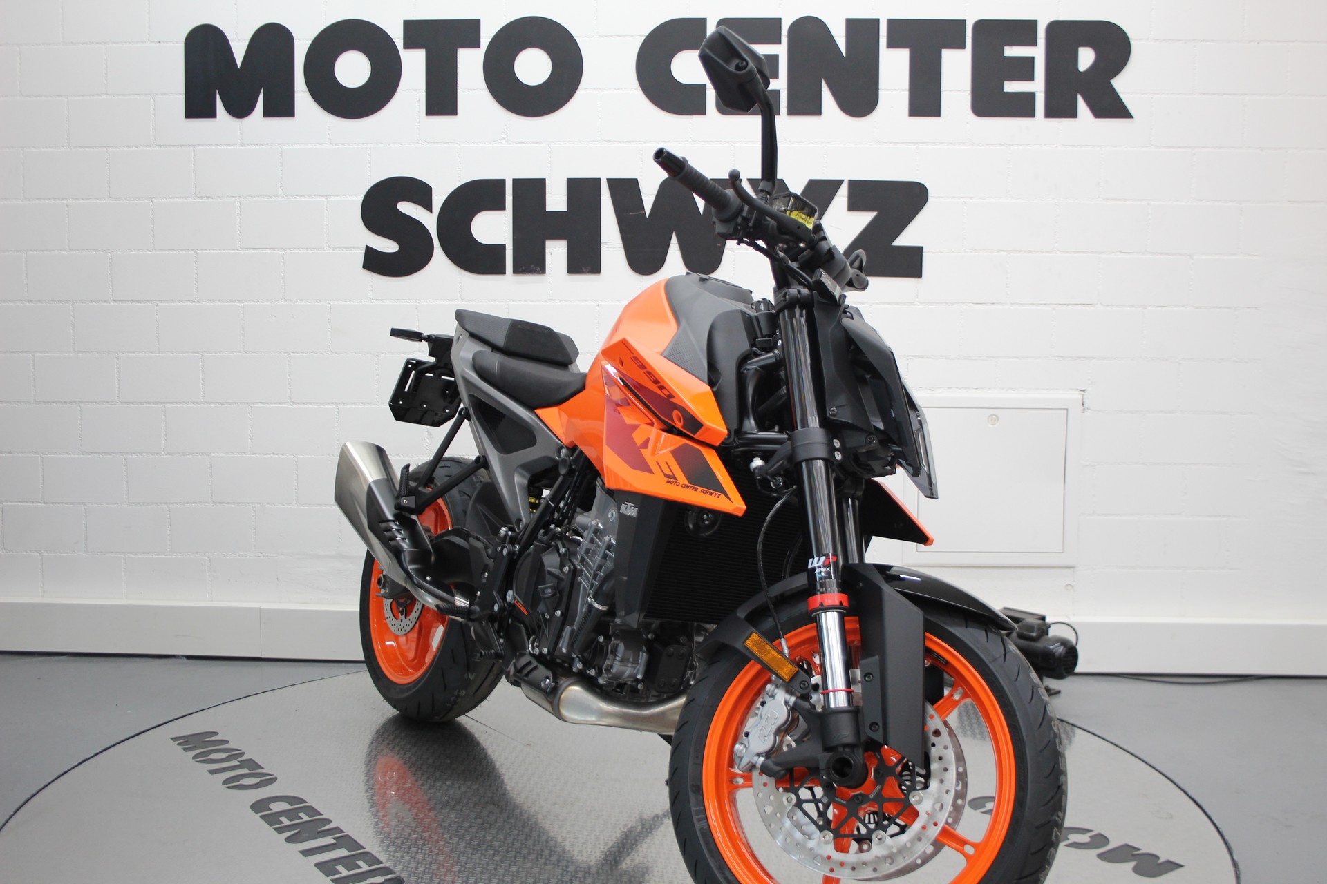 KTM 990 Duke-showroom-element-1