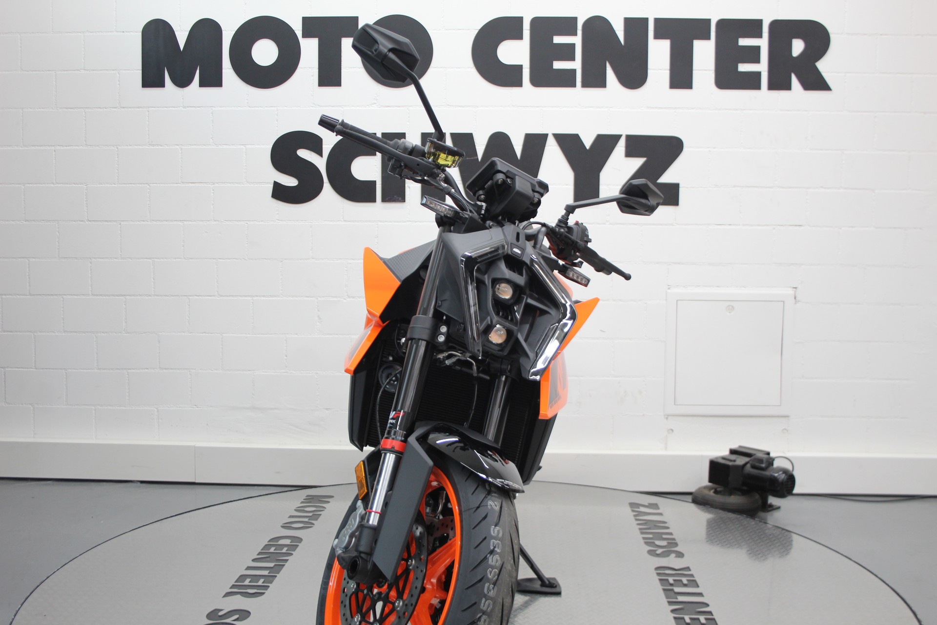 KTM 990 Duke-showroom-element-2