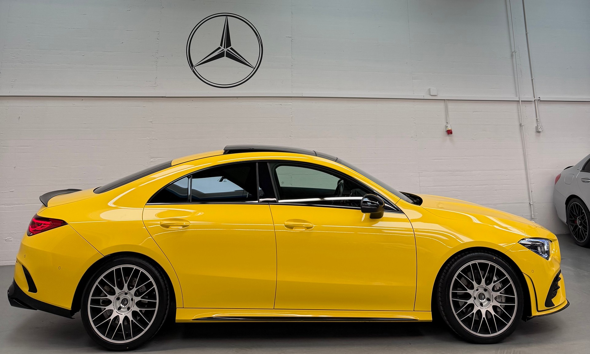 MERCEDES-BENZ CLA 35 AMG 4Matic 7G-DCT Limited Yellow Black Performance Aktionsleasing ab 399.--image-4