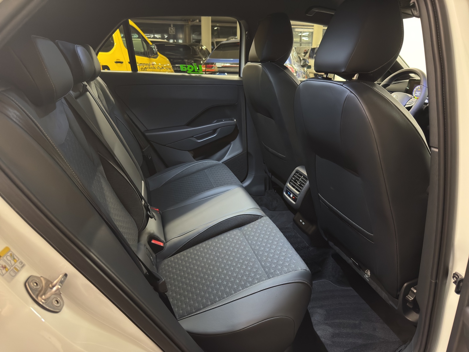 VW T-Roc 1.5 eTSI R-Line DSG-image-9