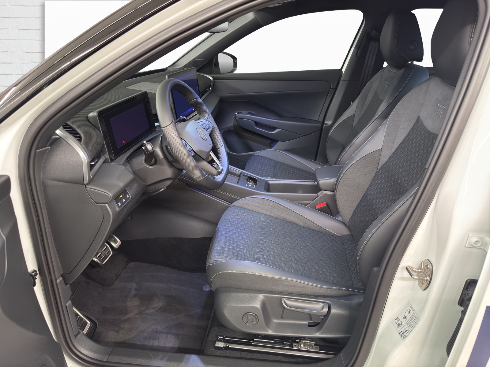 VW T-Roc 1.5 eTSI R-Line DSG-image-6