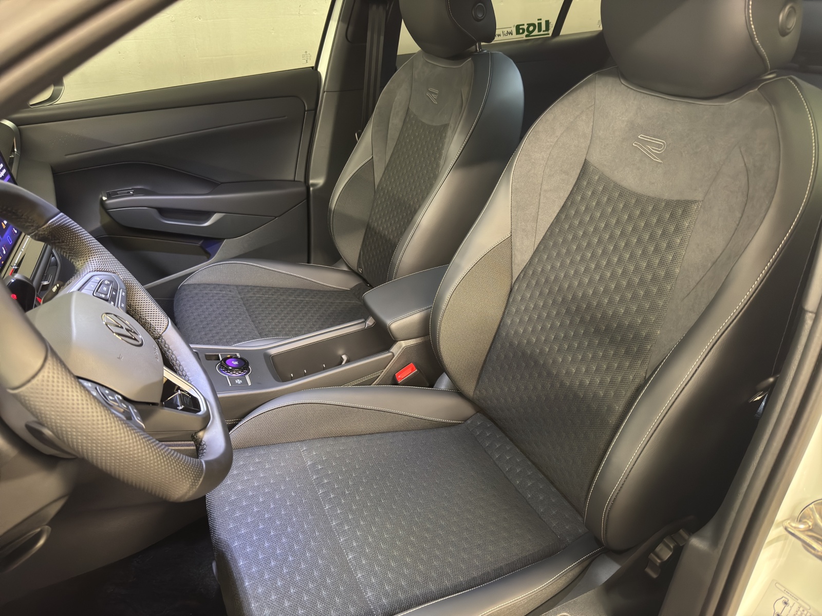 VW T-Roc 1.5 eTSI R-Line DSG-image-13