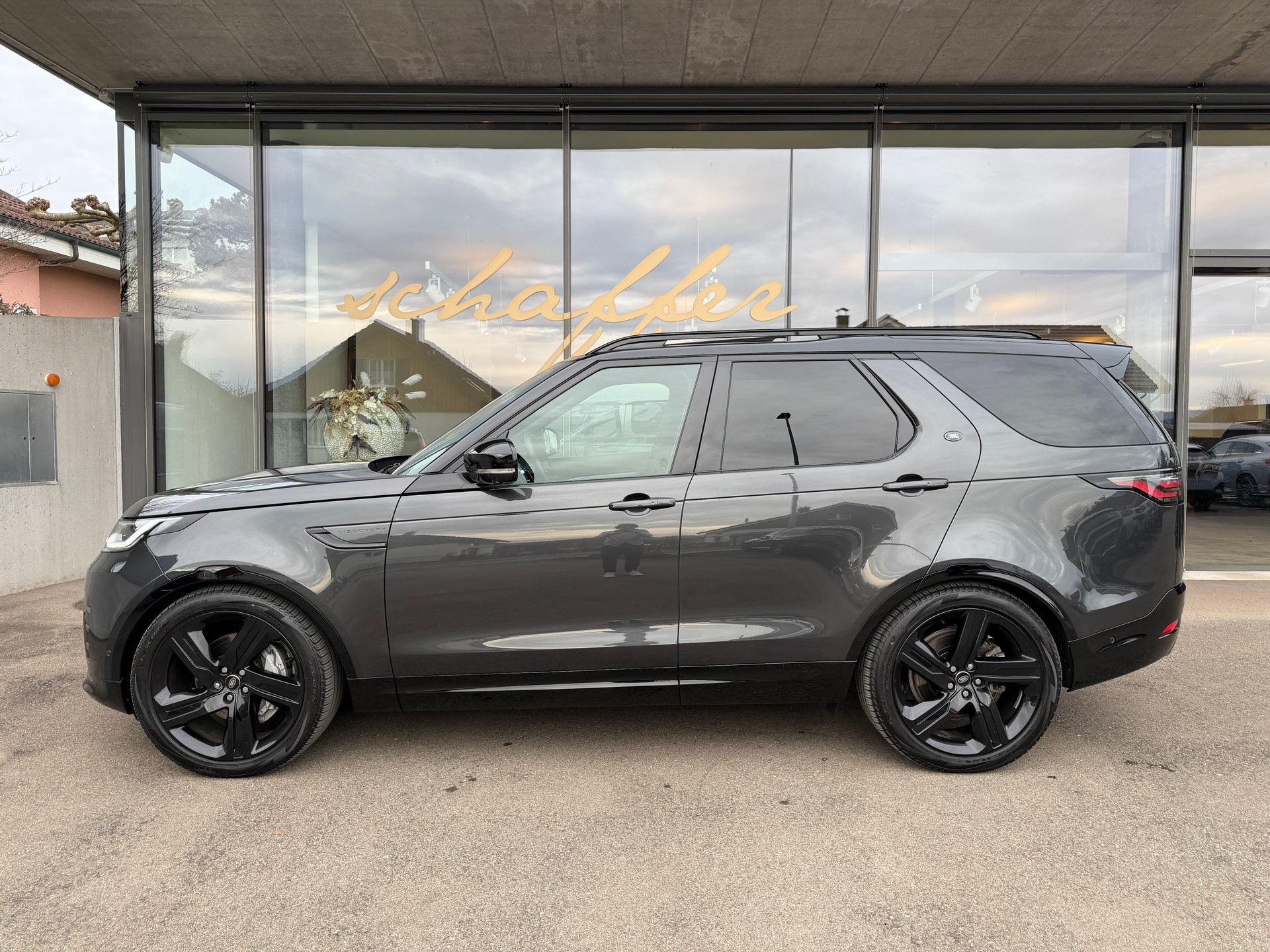 LAND ROVER Discovery 3.0D I6 300 R-Dynamic HSE AWD Automatic-image-4