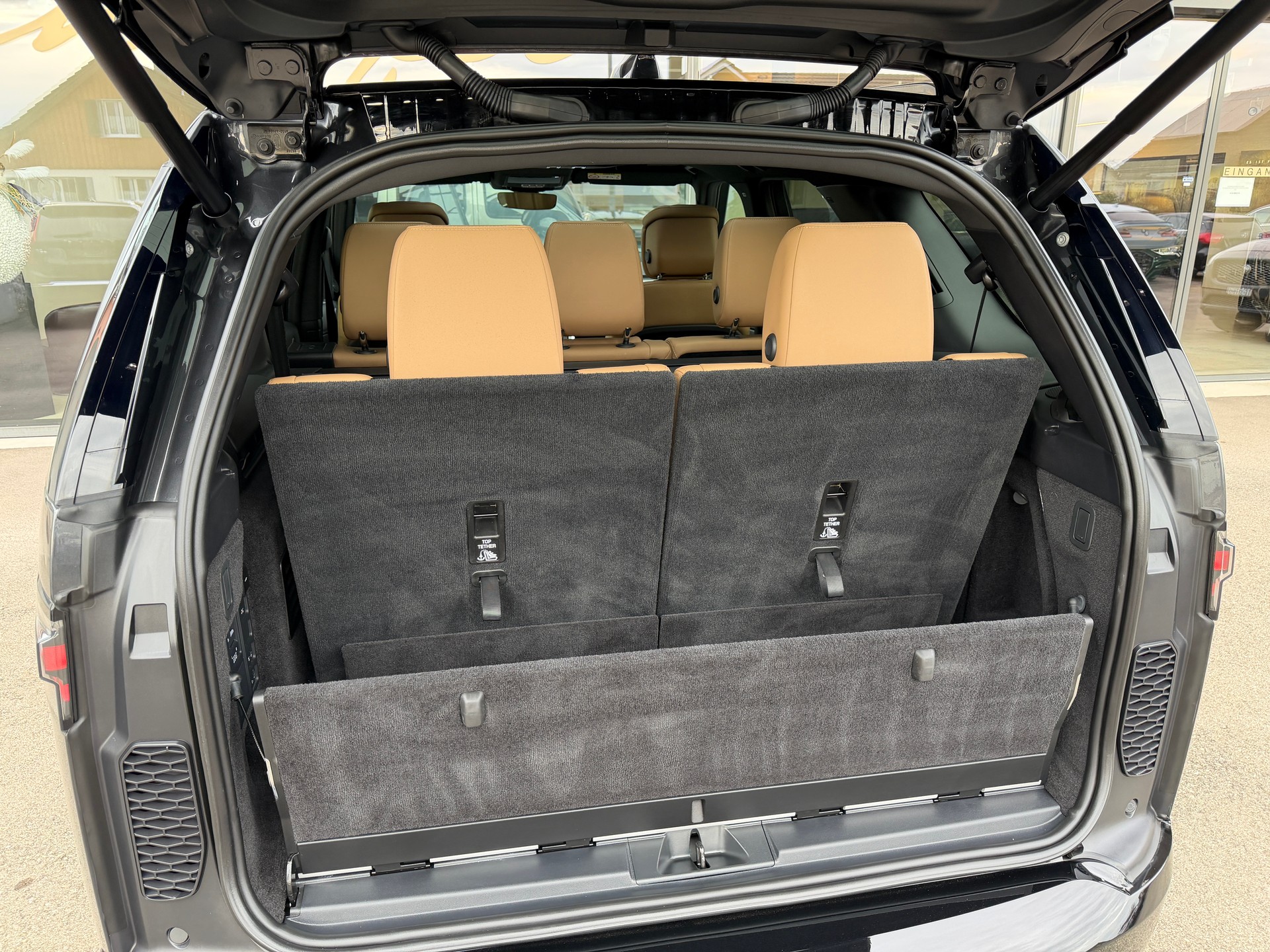 LAND ROVER Discovery 3.0D I6 300 R-Dynamic HSE AWD Automatic-image-20