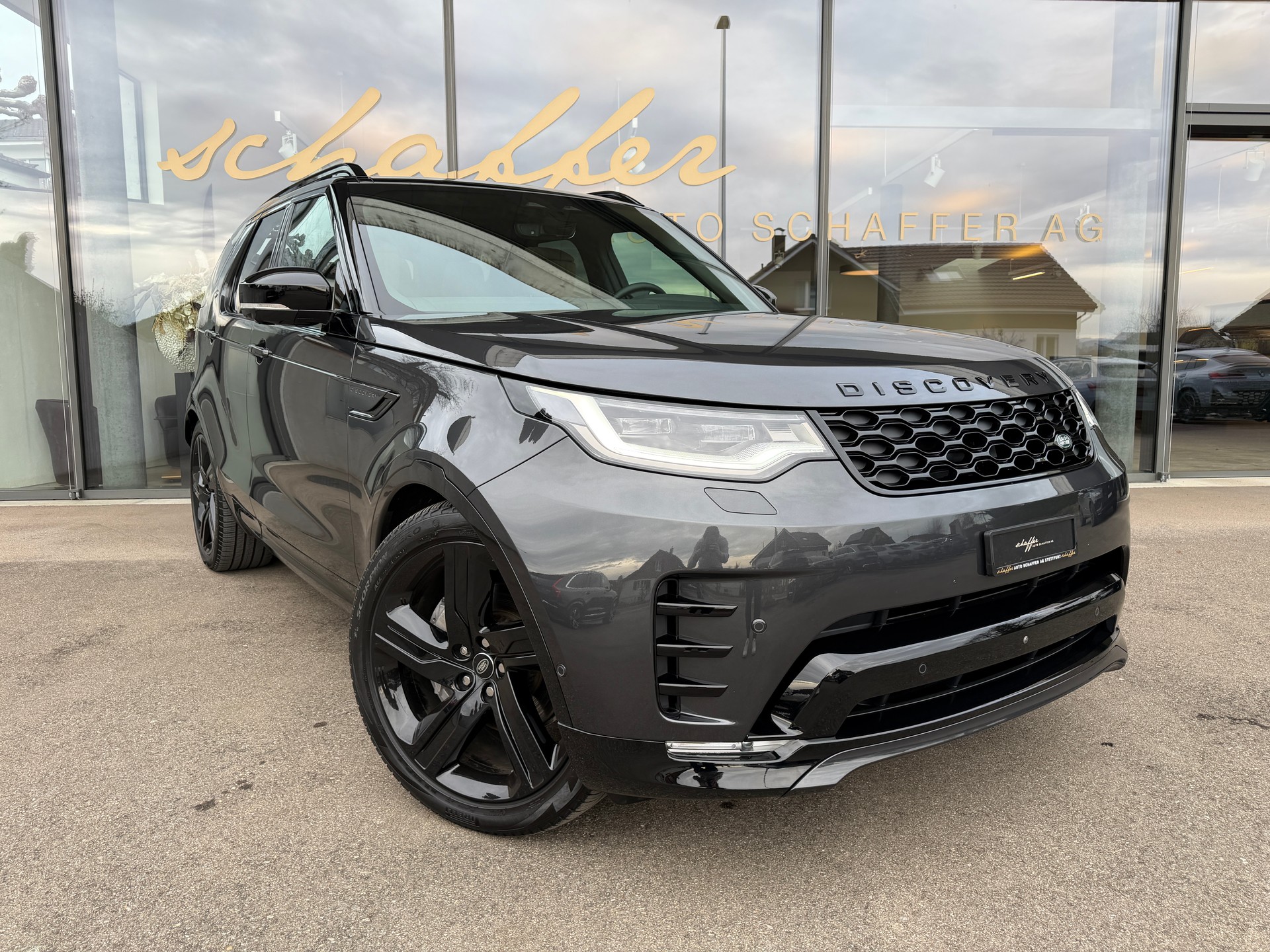 LAND ROVER Discovery 3.0D I6 300 R-Dynamic HSE AWD Automatic-showroom-element-3