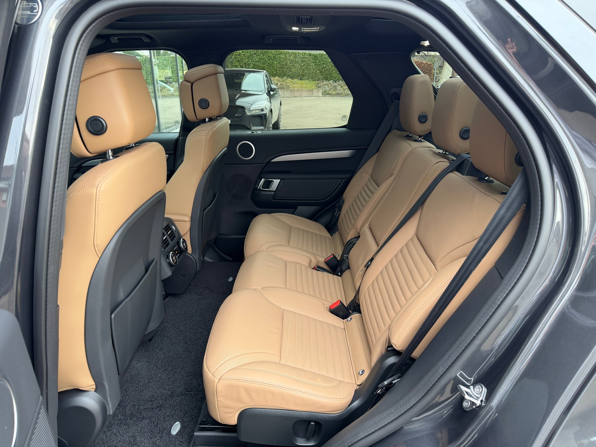 LAND ROVER Discovery 3.0D I6 300 R-Dynamic HSE AWD Automatic-image-23