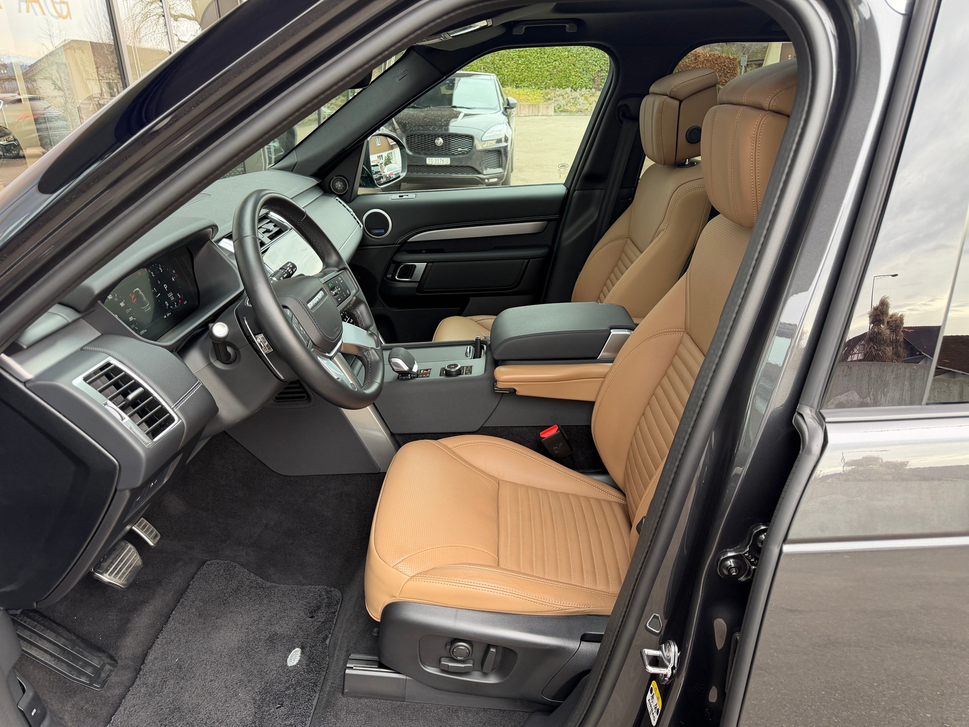 LAND ROVER Discovery 3.0D I6 300 R-Dynamic HSE AWD Automatic-image-9