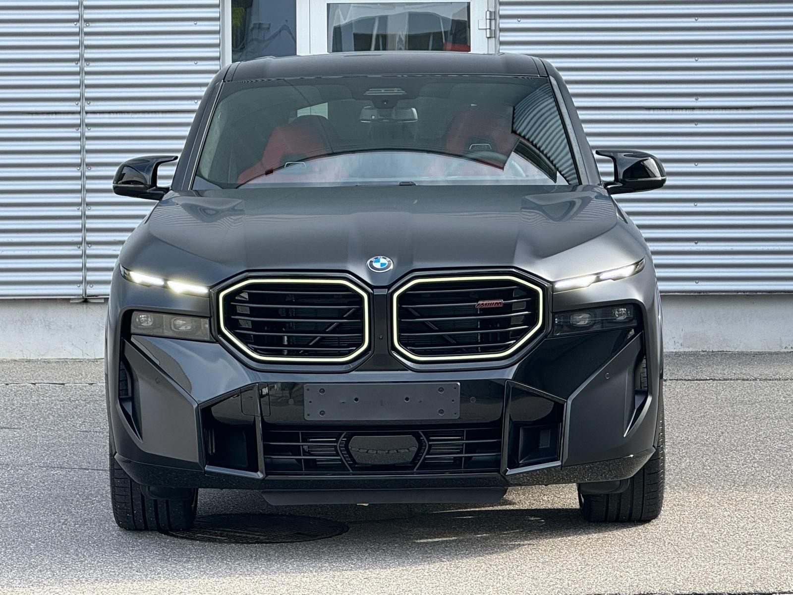 BMW XM xDrive PHEV Steptronic Label Red-showroom-element-1