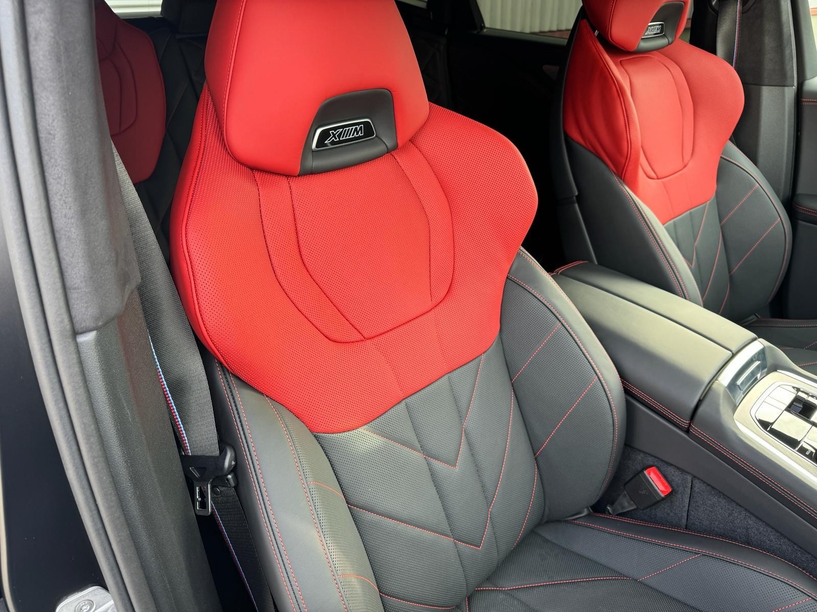 BMW XM xDrive PHEV Steptronic Label Red-showroom-element-3