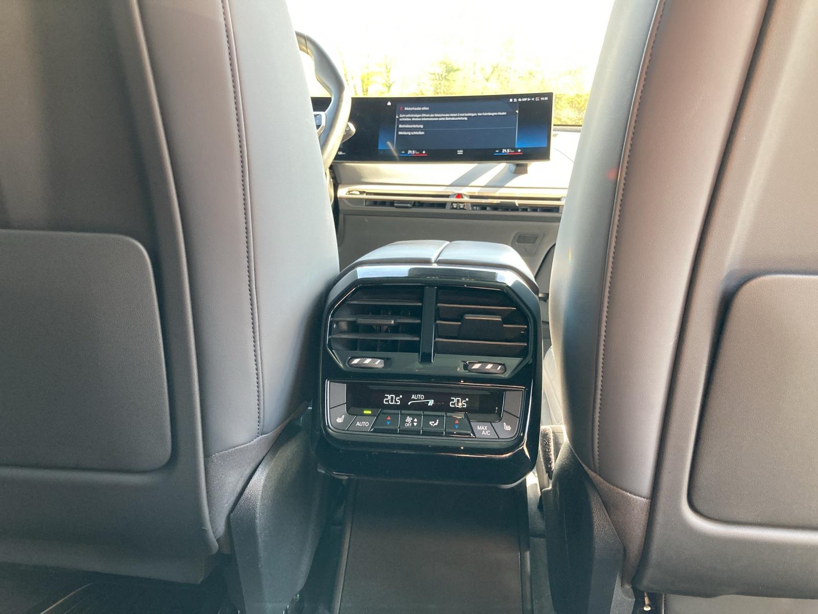 BMW iX xDrive40-image-16