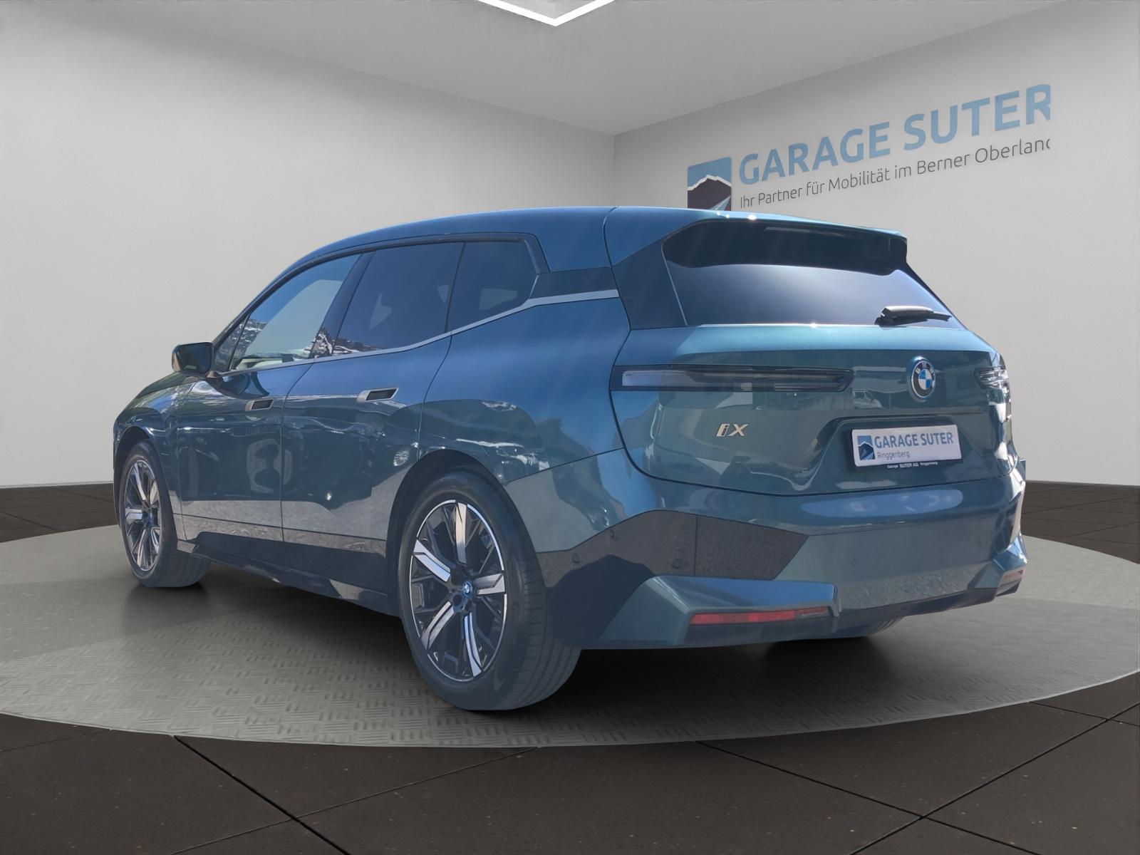 BMW iX xDrive40-showroom-element-2