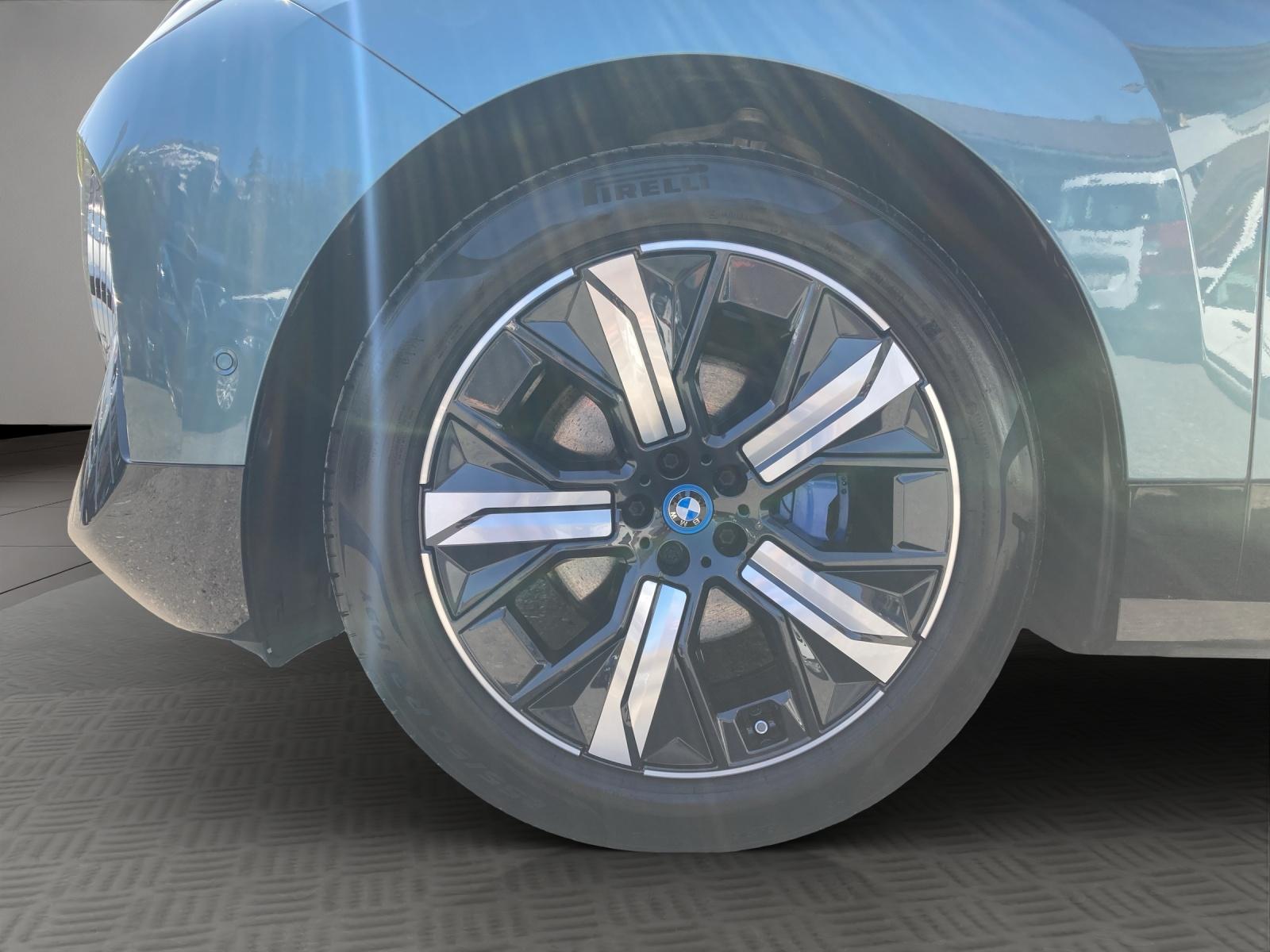 BMW iX xDrive40-image-18
