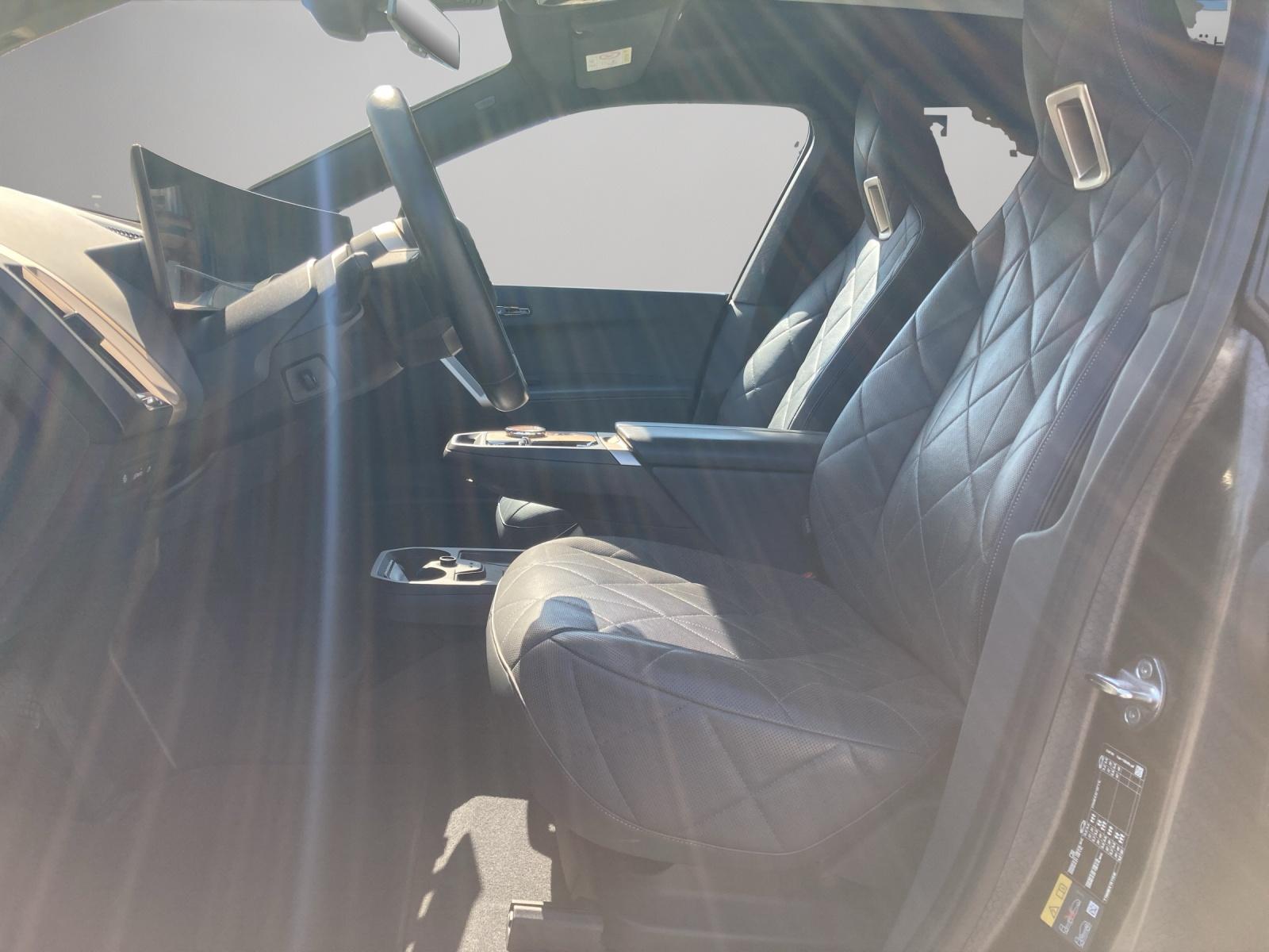 BMW iX xDrive40-image-8
