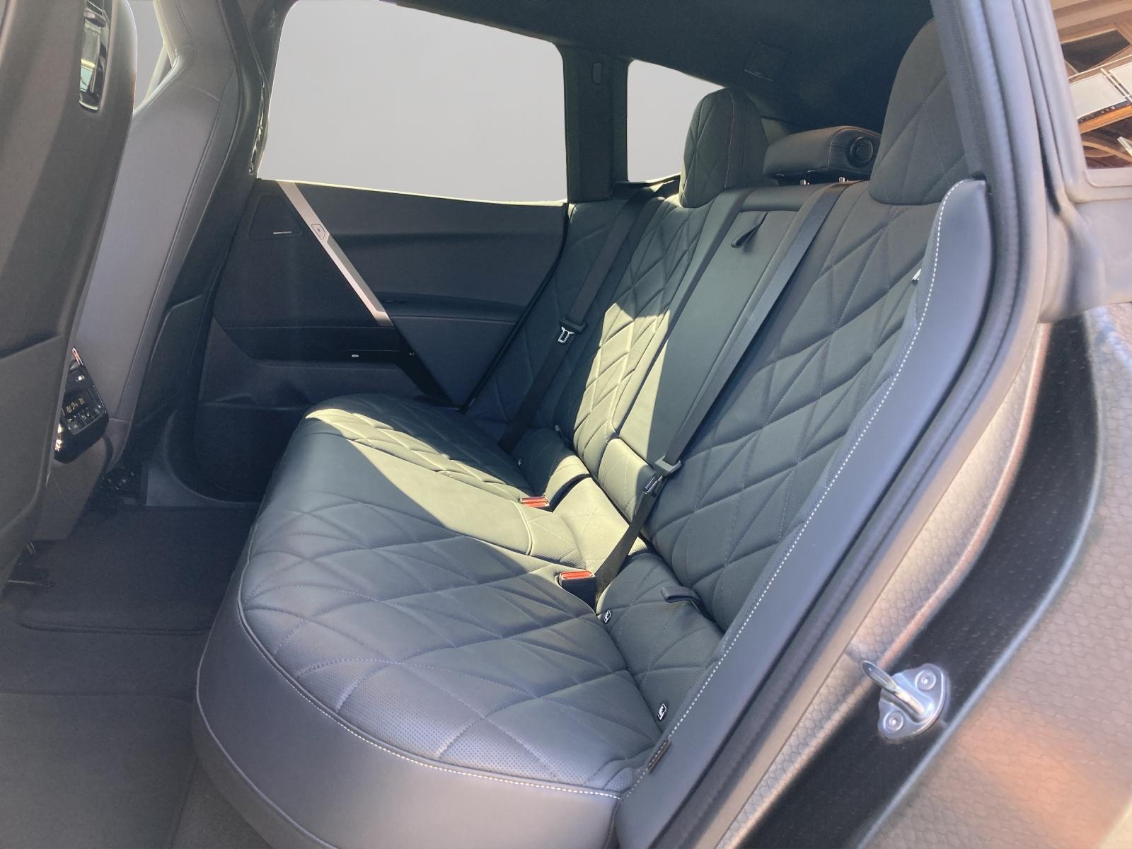 BMW iX xDrive40-image-9